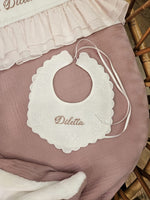 Bavaglino in lino bianco con smerlo e ricami di fiori