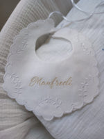 Bavaglino in lino bianco con smerlo e ricami di fiori