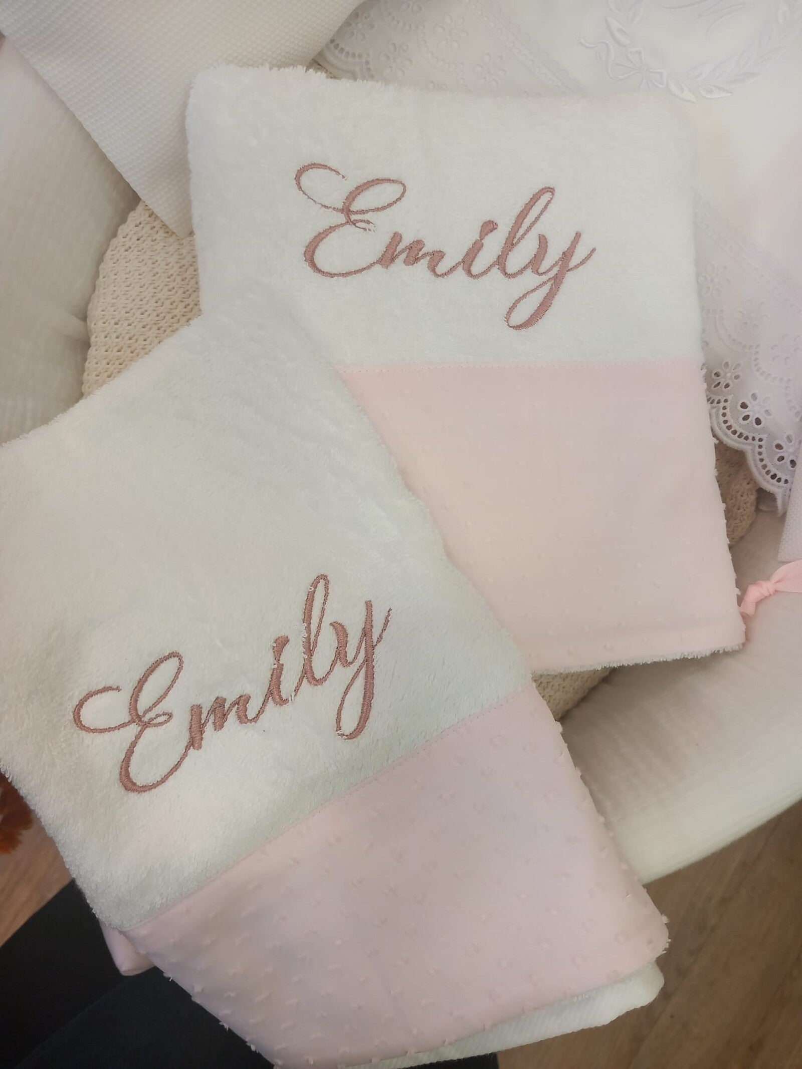 Coppia di asciugamani in spugna di cotone e plumetis