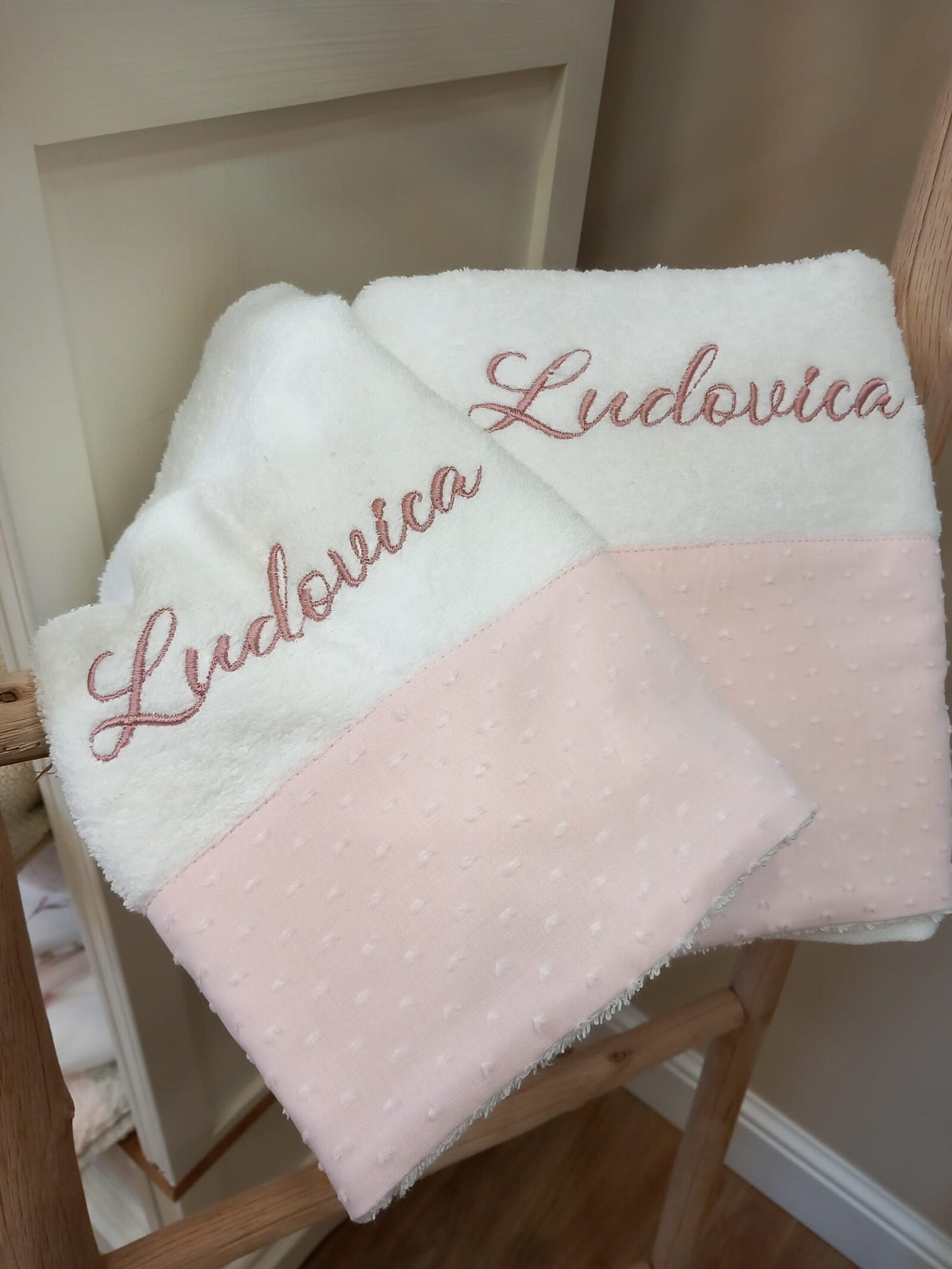 Coppia di asciugamani in spugna di cotone e plumetis