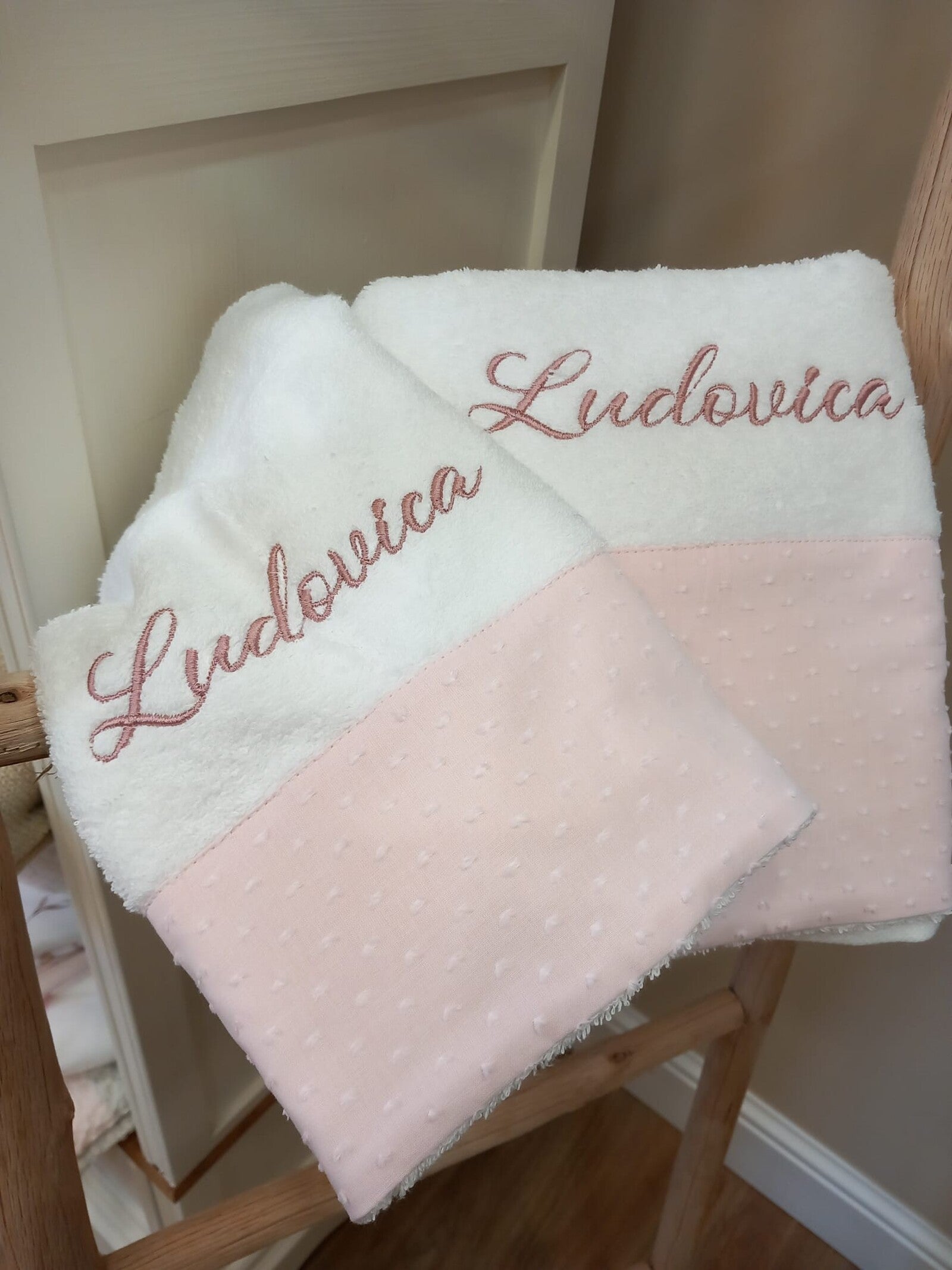 Coppia di asciugamani in spugna di cotone e plumetis