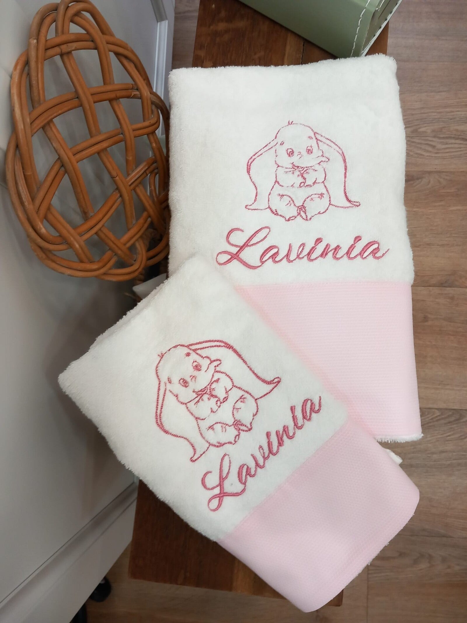 Coppia di asciugamani Baby Love in spugna e piquè nido d'ape