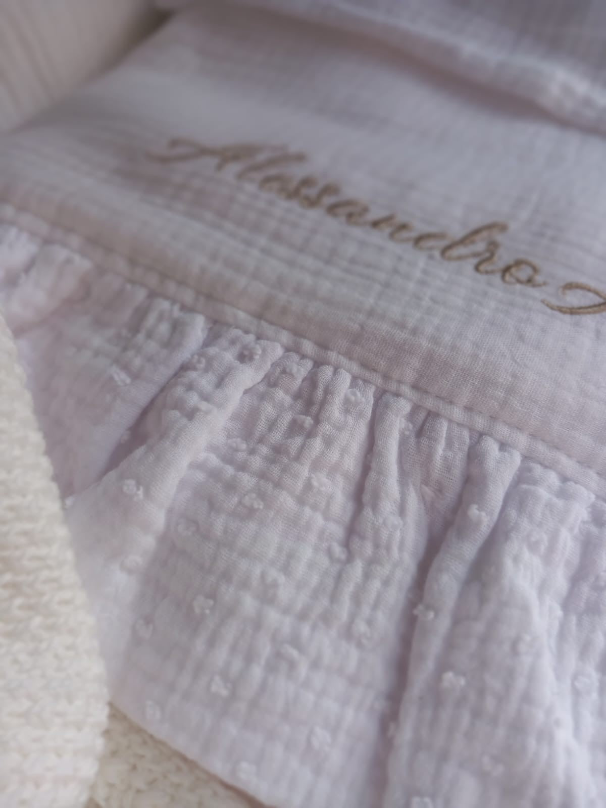 Lenzuolino in mussola con rouche in mussola plumetis