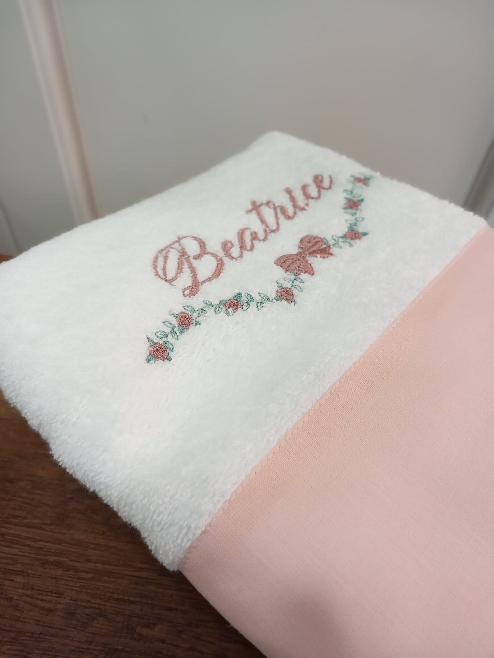 Asciugamani in spugna viso e ospite con fascia in lino