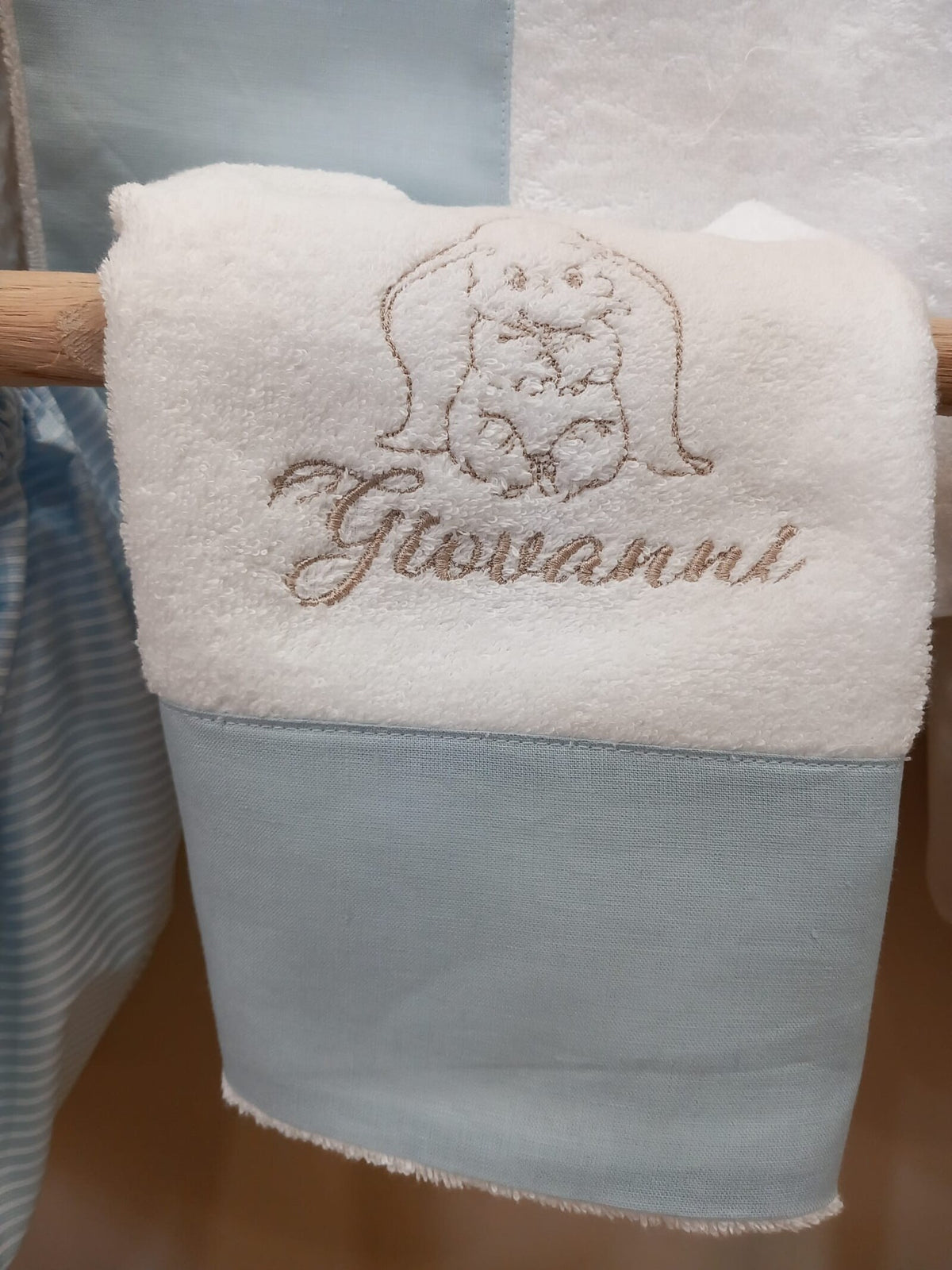 Asciugamani in spugna viso e ospite con fascia in lino