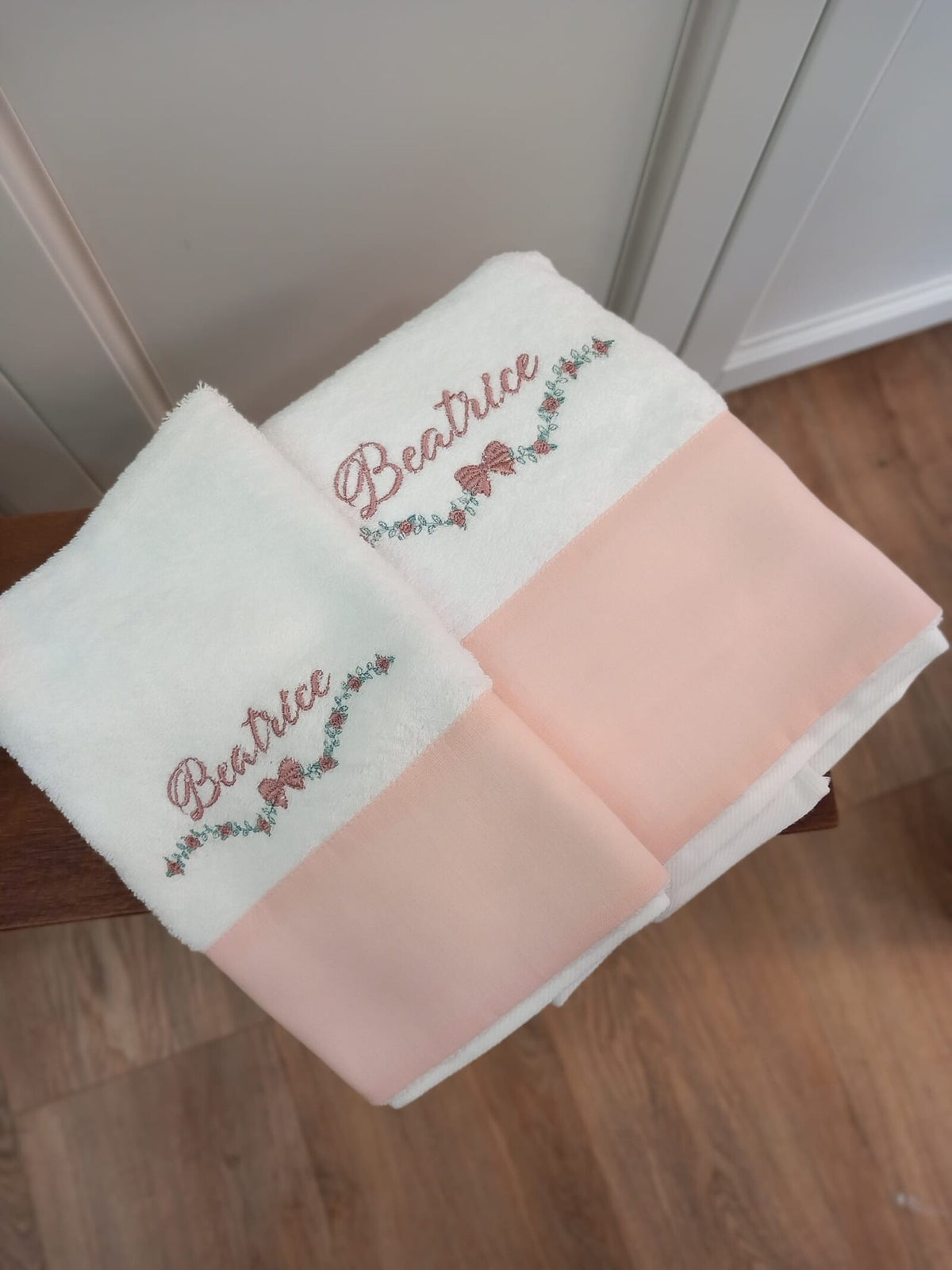 Asciugamani in spugna viso e ospite con fascia in lino