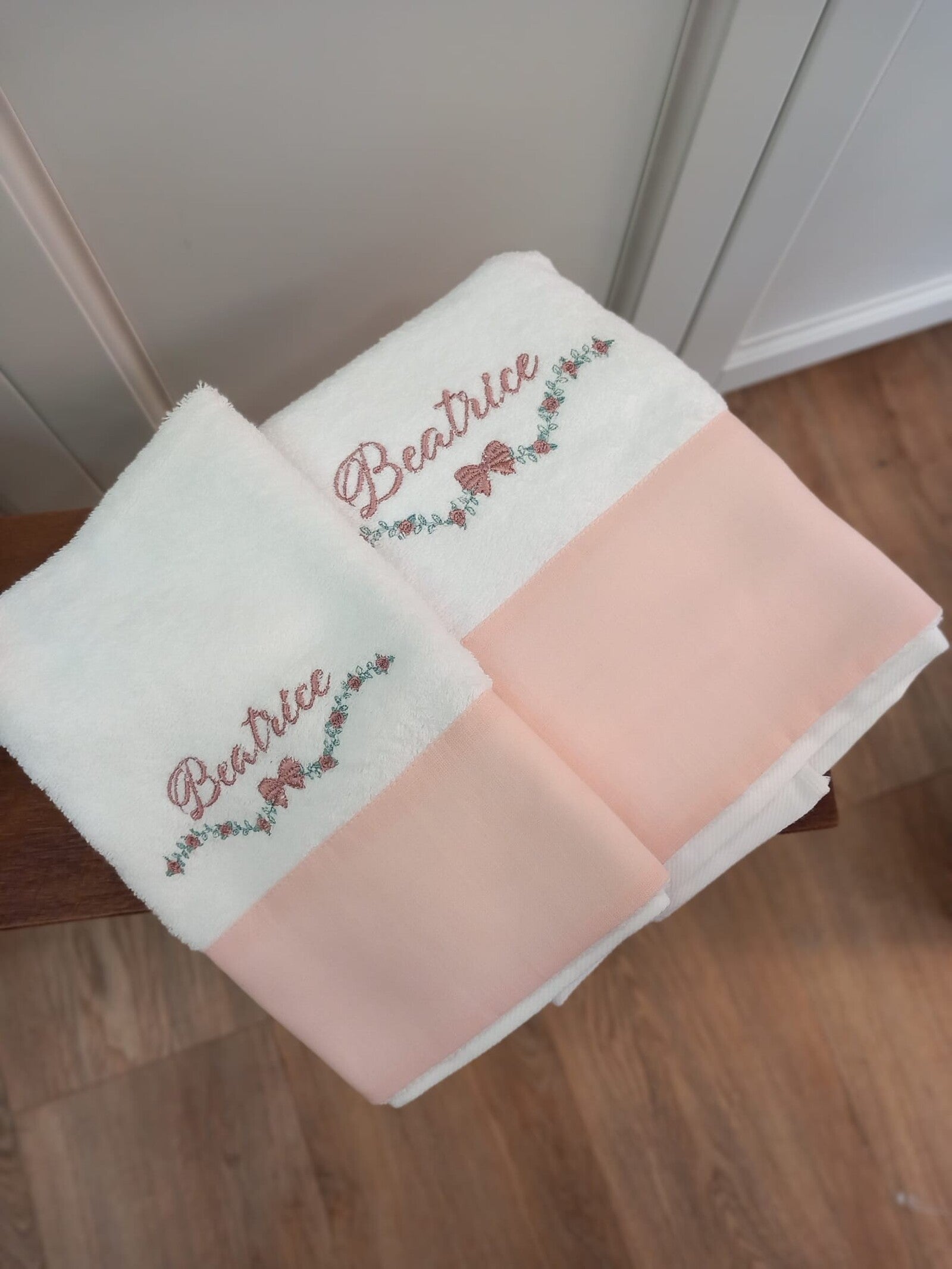 Asciugamani in spugna viso e ospite con fascia in lino