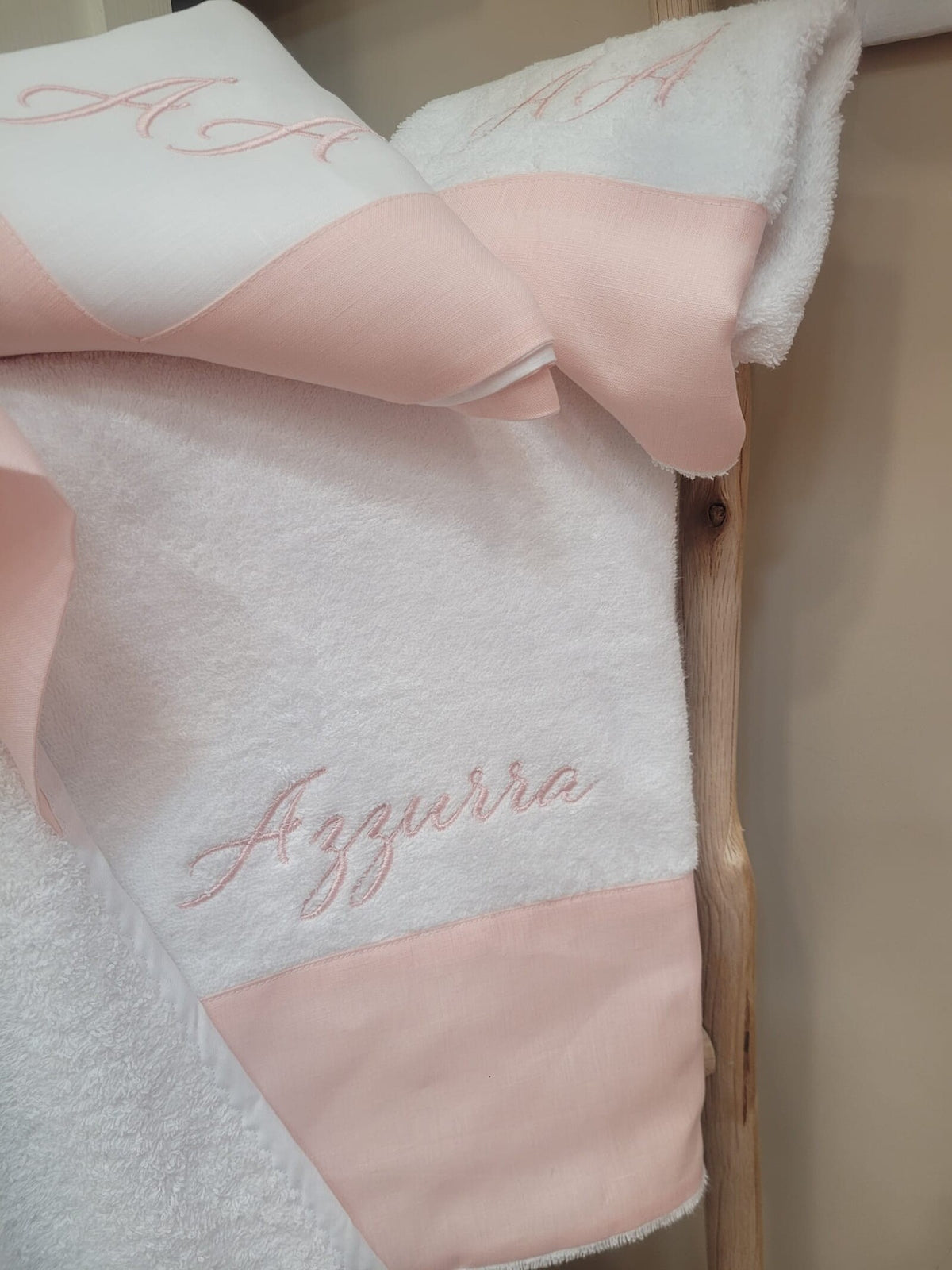 Asciugamani in spugna viso e ospite con fascia in lino