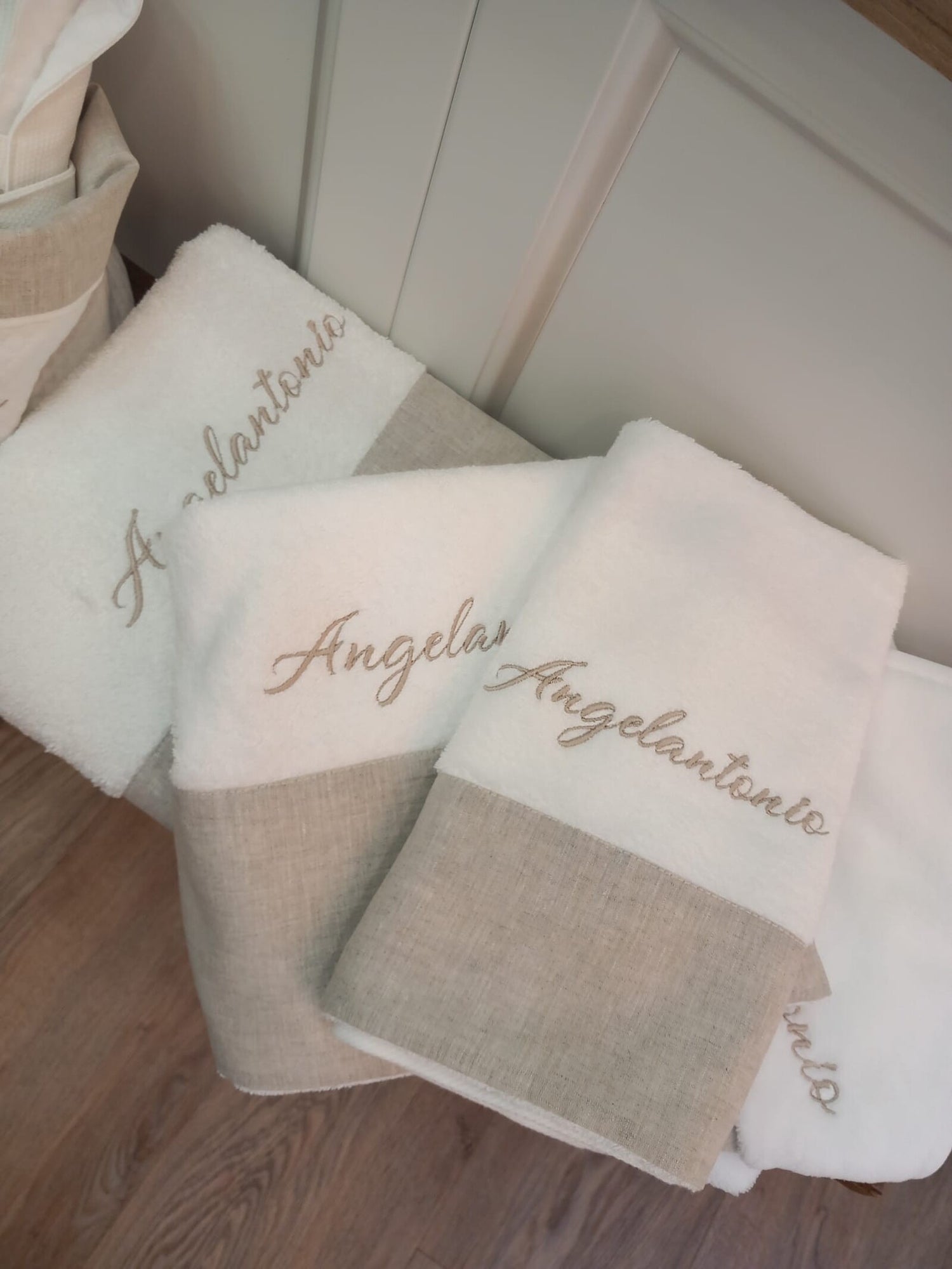 Asciugamani in spugna viso e ospite con fascia in lino