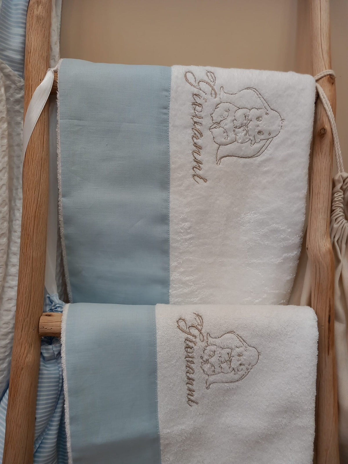 Asciugamani in spugna viso e ospite con fascia in lino