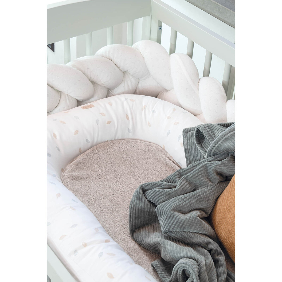 Treccia in cotone organico, riduttore per culla