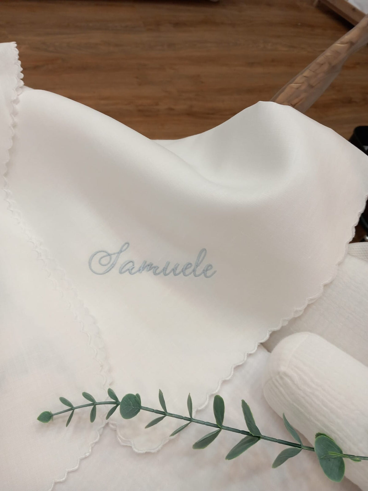 Quadrato in puro lino bianco con smerlo