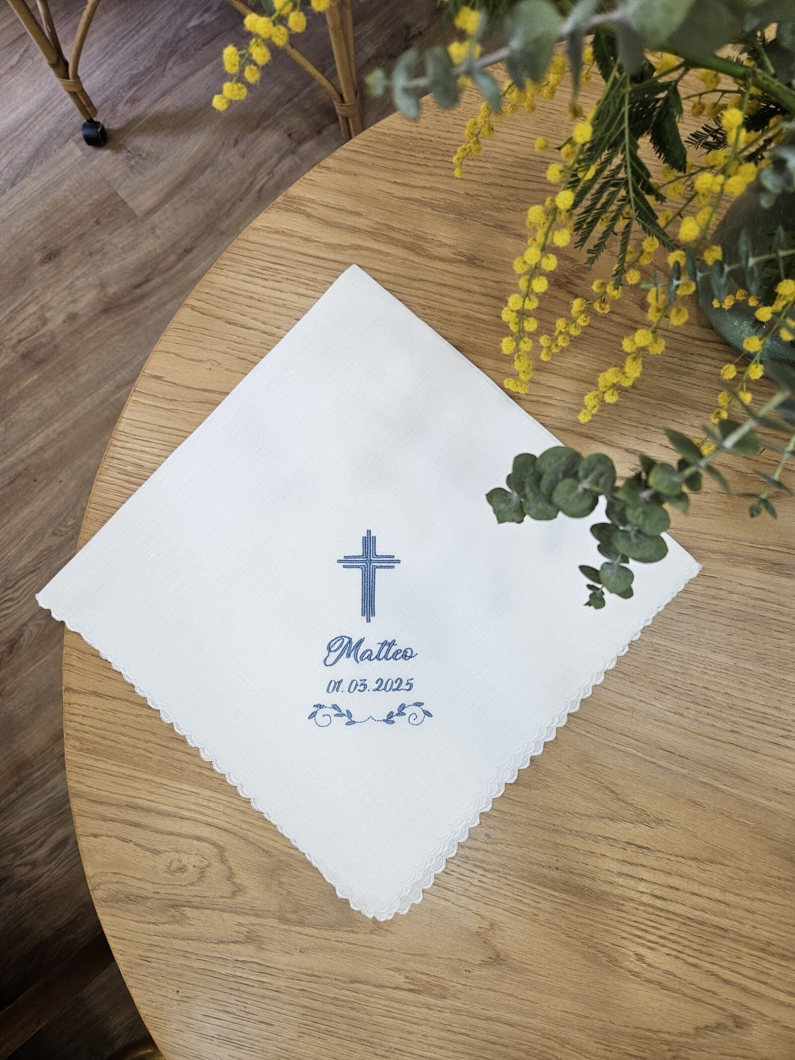 Quadrato in puro lino bianco con smerlo