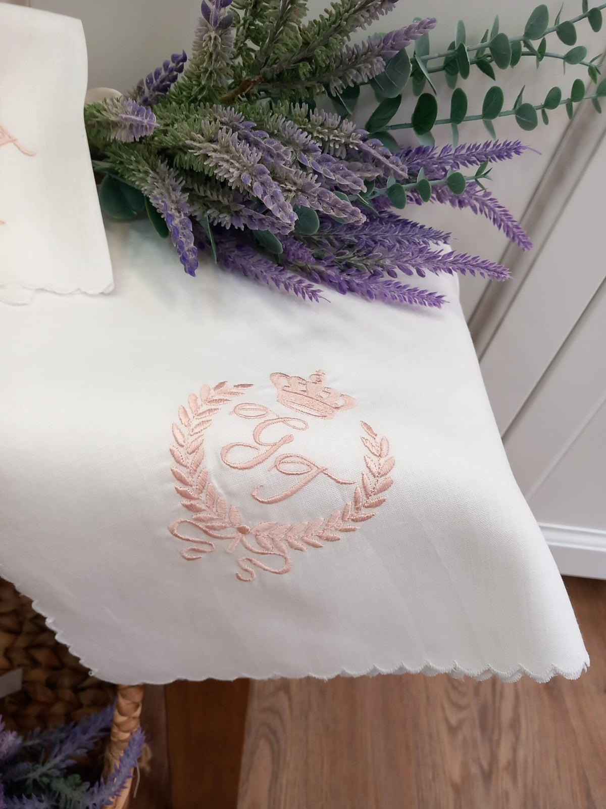 Quadrato in puro lino bianco con smerlo