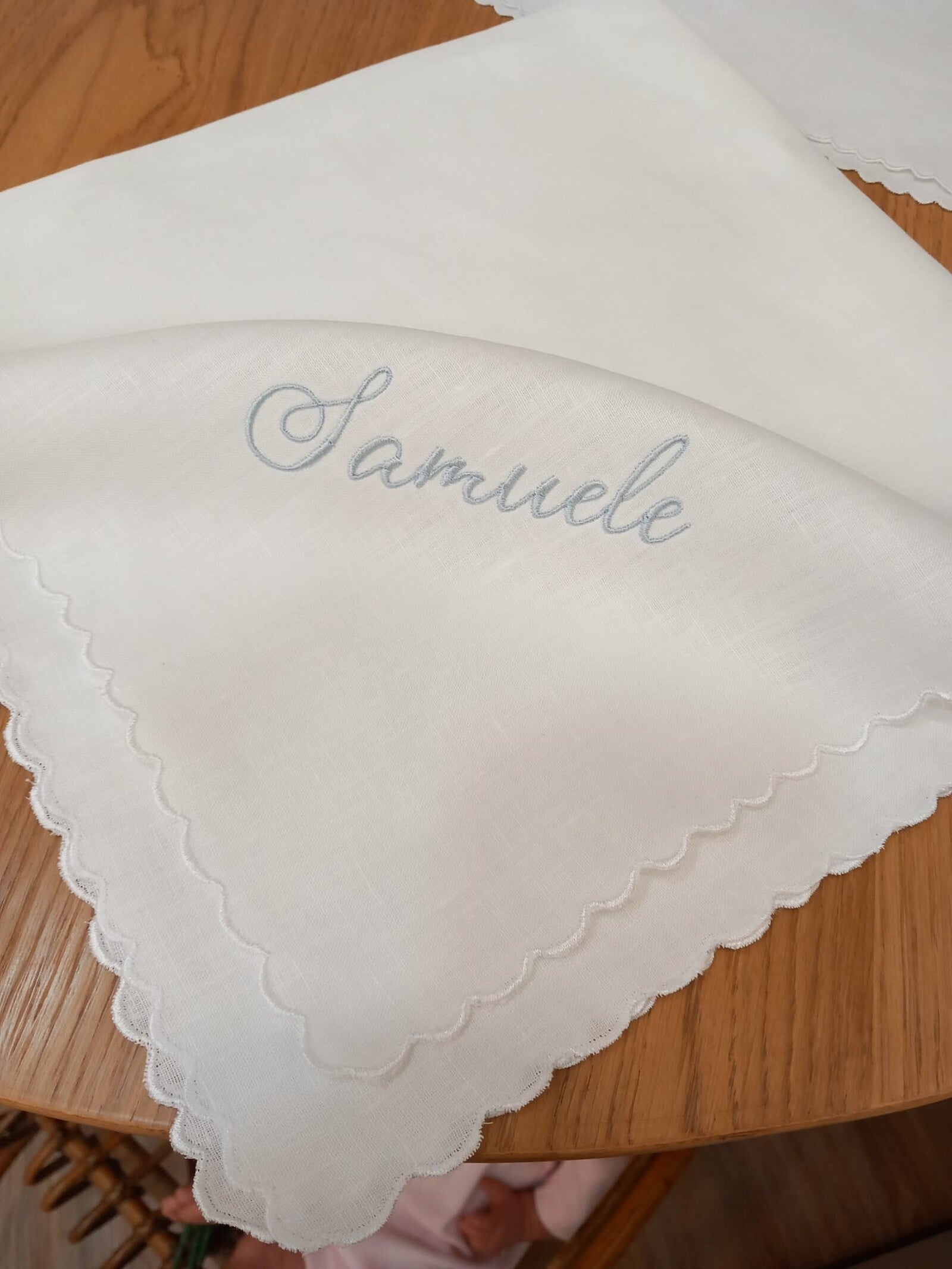 Quadrato in puro lino bianco con smerlo