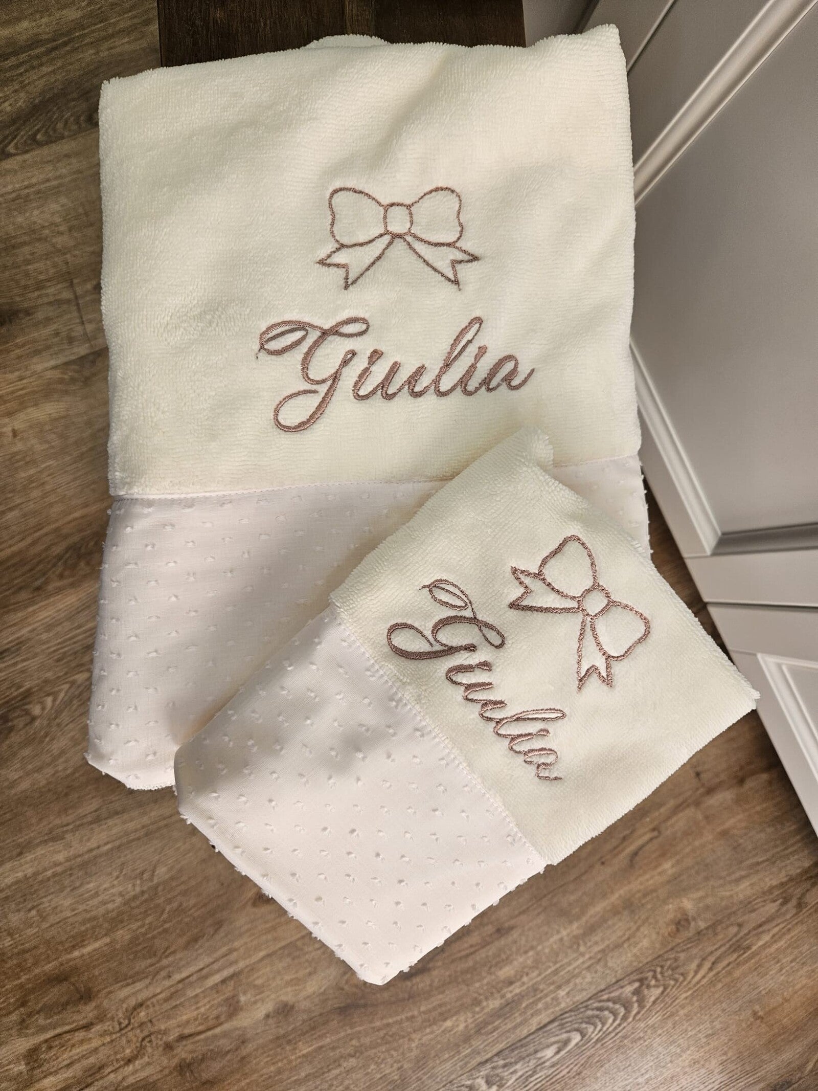 Coppia di asciugamani in spugna di bamboo e plumetis