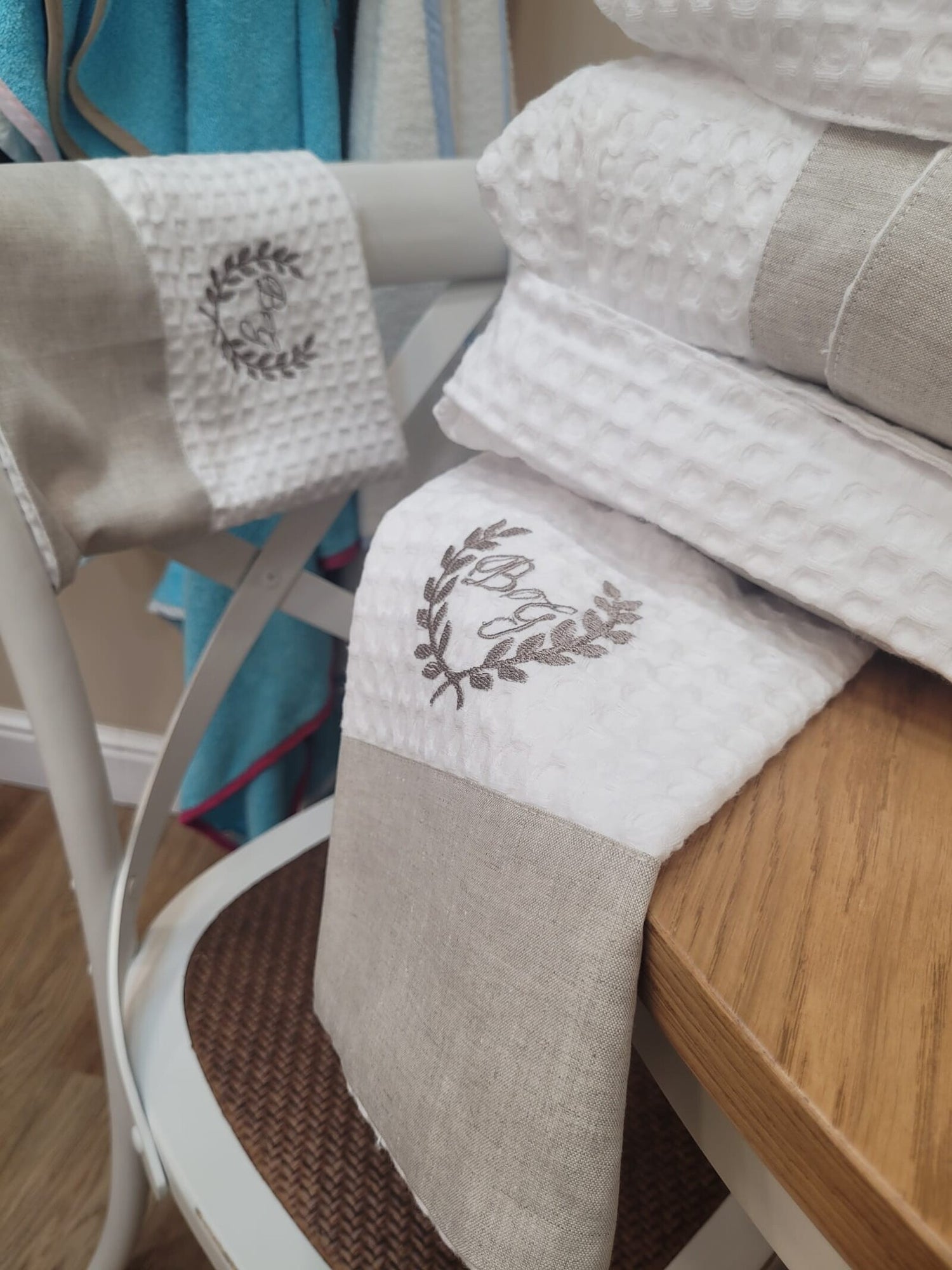 Asciugamani in apone con fascia in lino