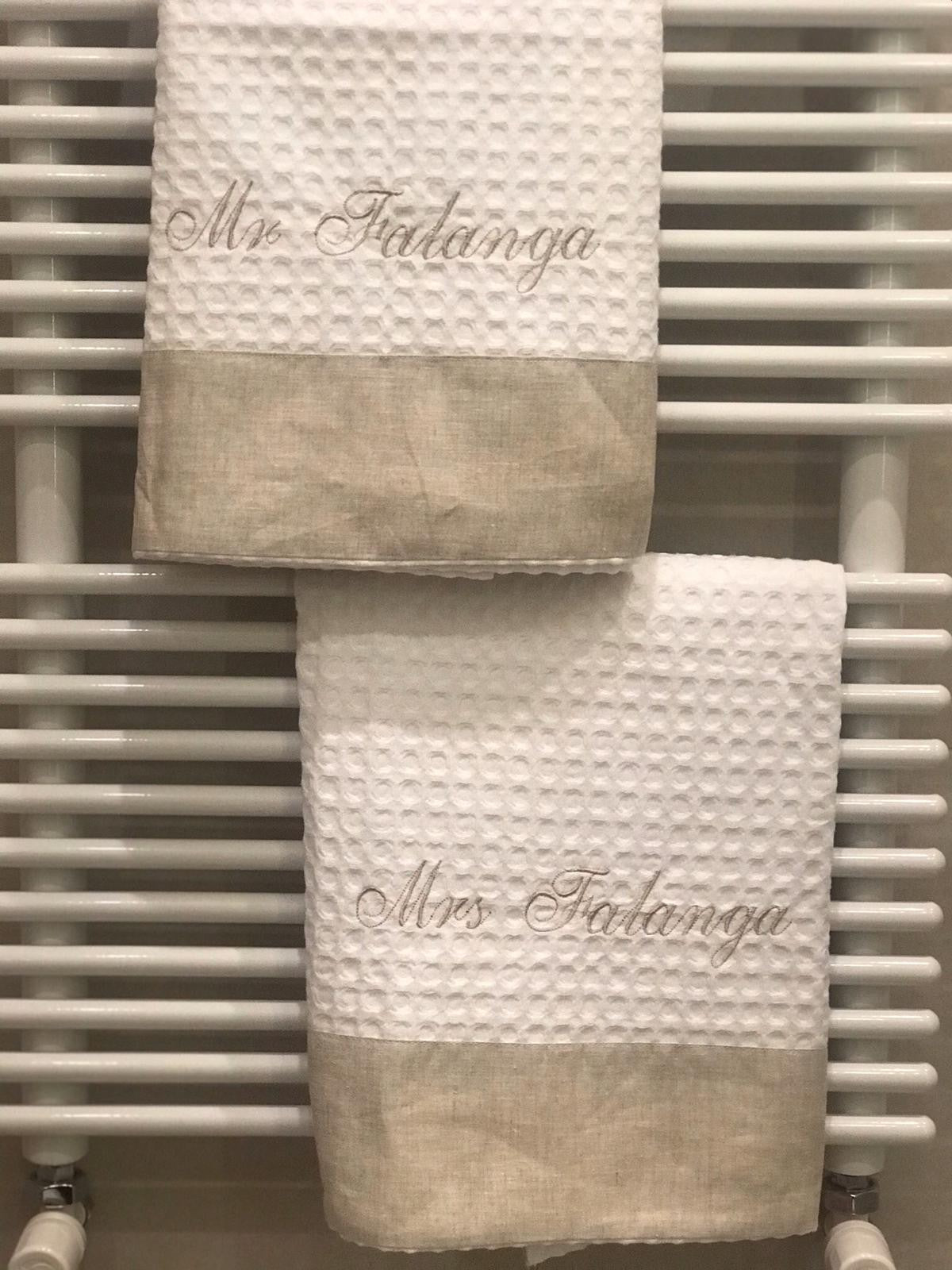 Asciugamani in apone con fascia in lino