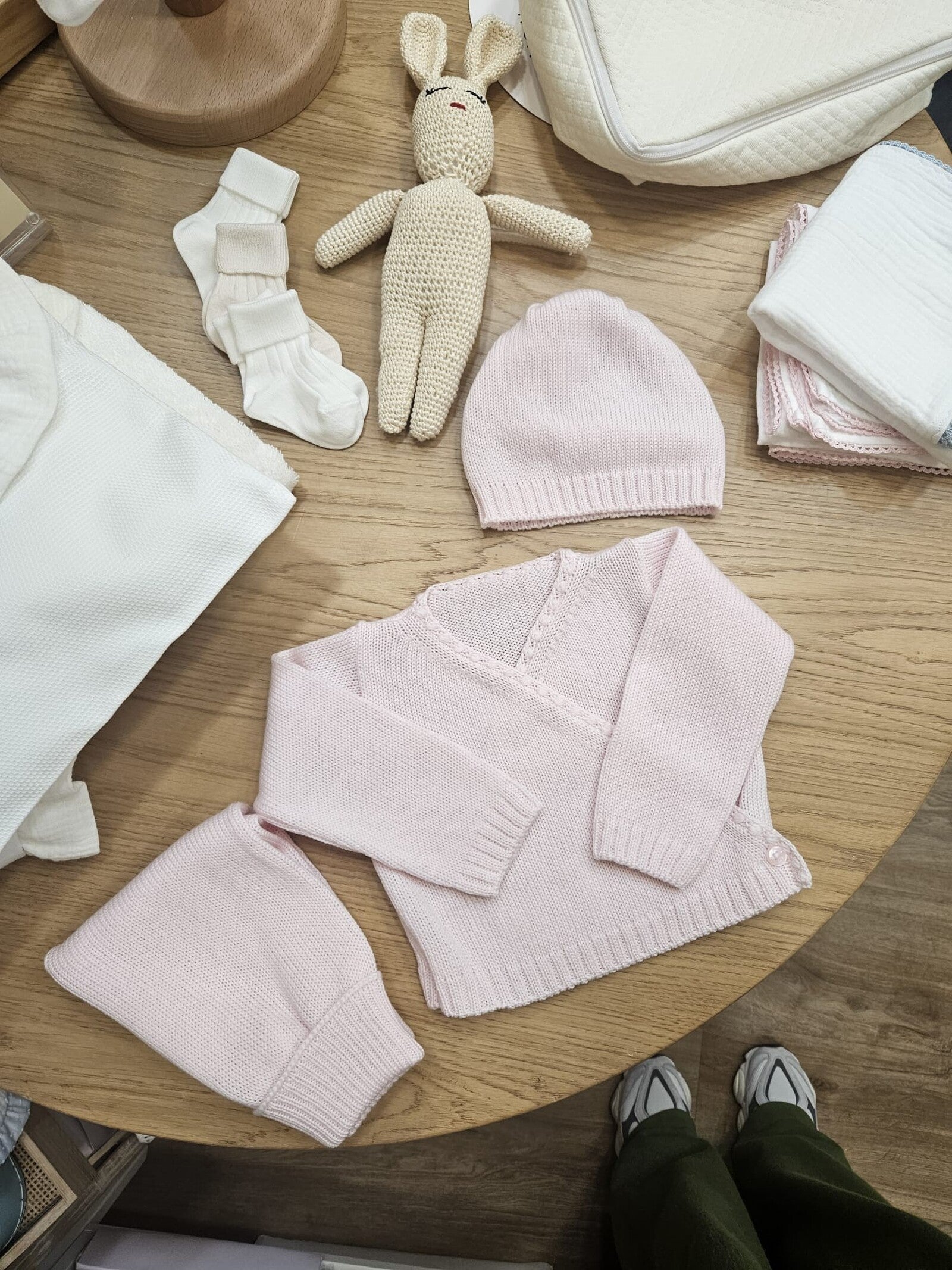 Completo tre pezzi a maglia, scaldacuore con pantaloni e cappellino