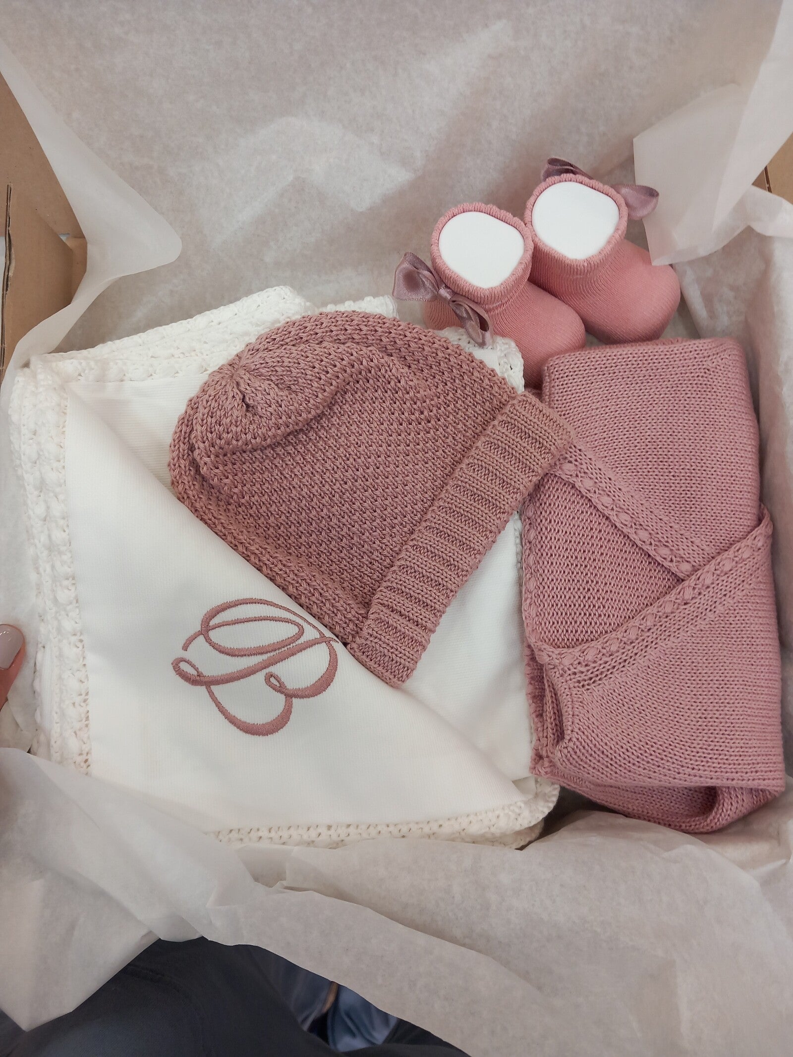 Completo tre pezzi a maglia, scaldacuore con pantaloni e cappellino