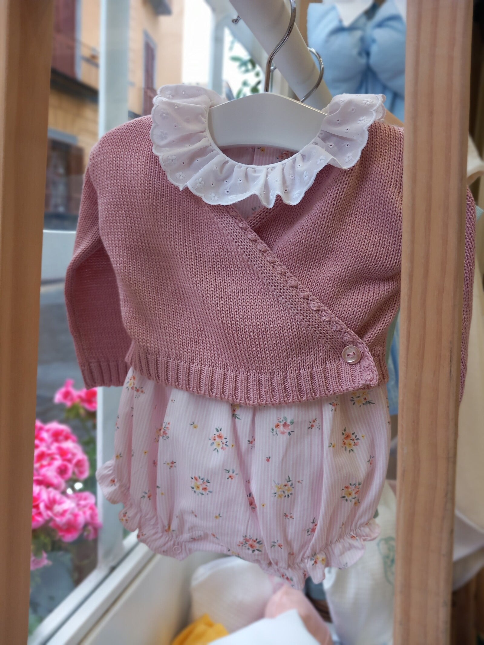 Completo tre pezzi a maglia, scaldacuore con pantaloni e cappellino