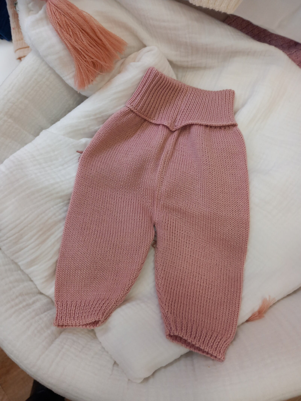 Completo tre pezzi a maglia, scaldacuore con pantaloni e cappellino