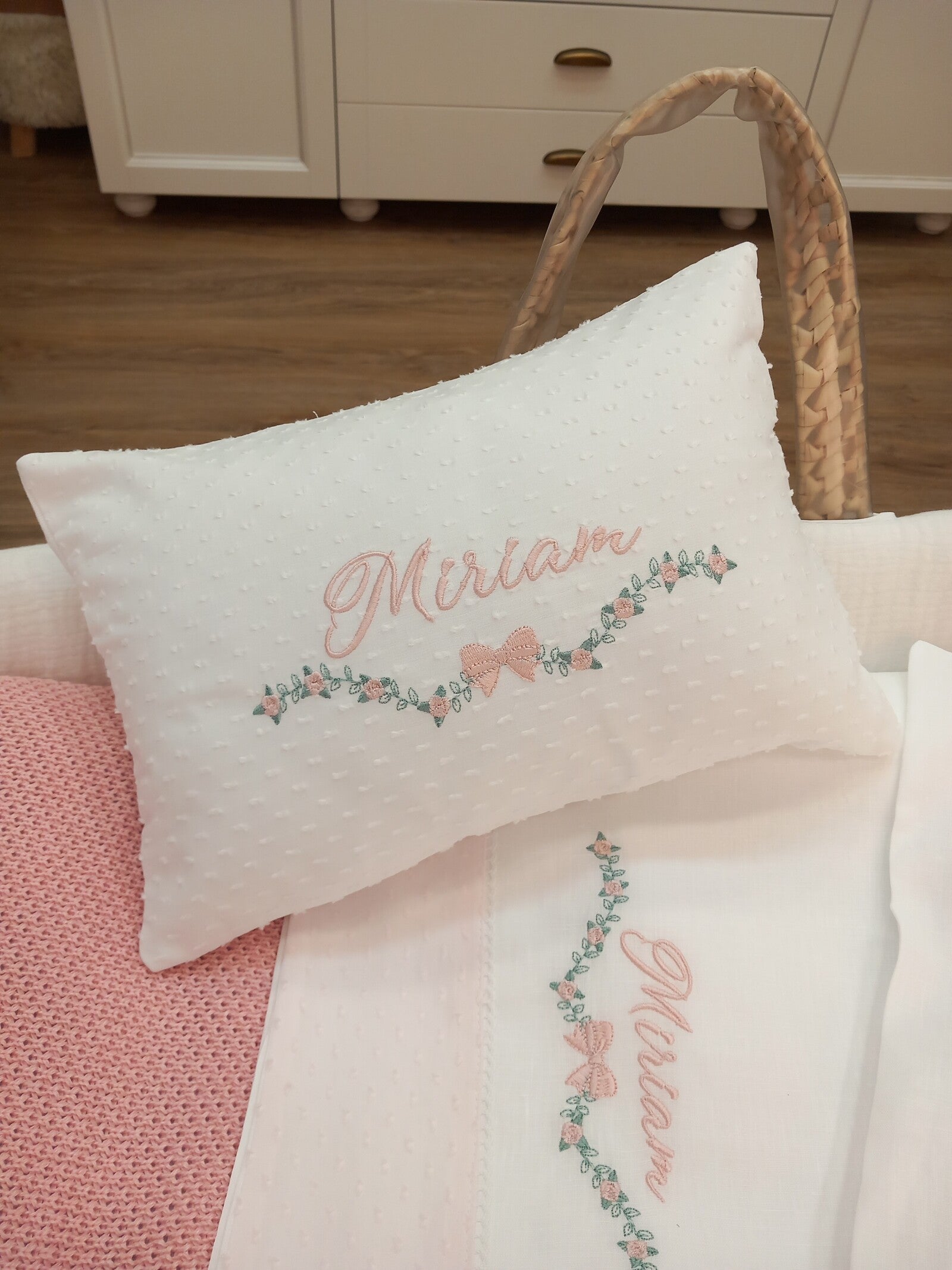 Cuscino decorativo in plumetis