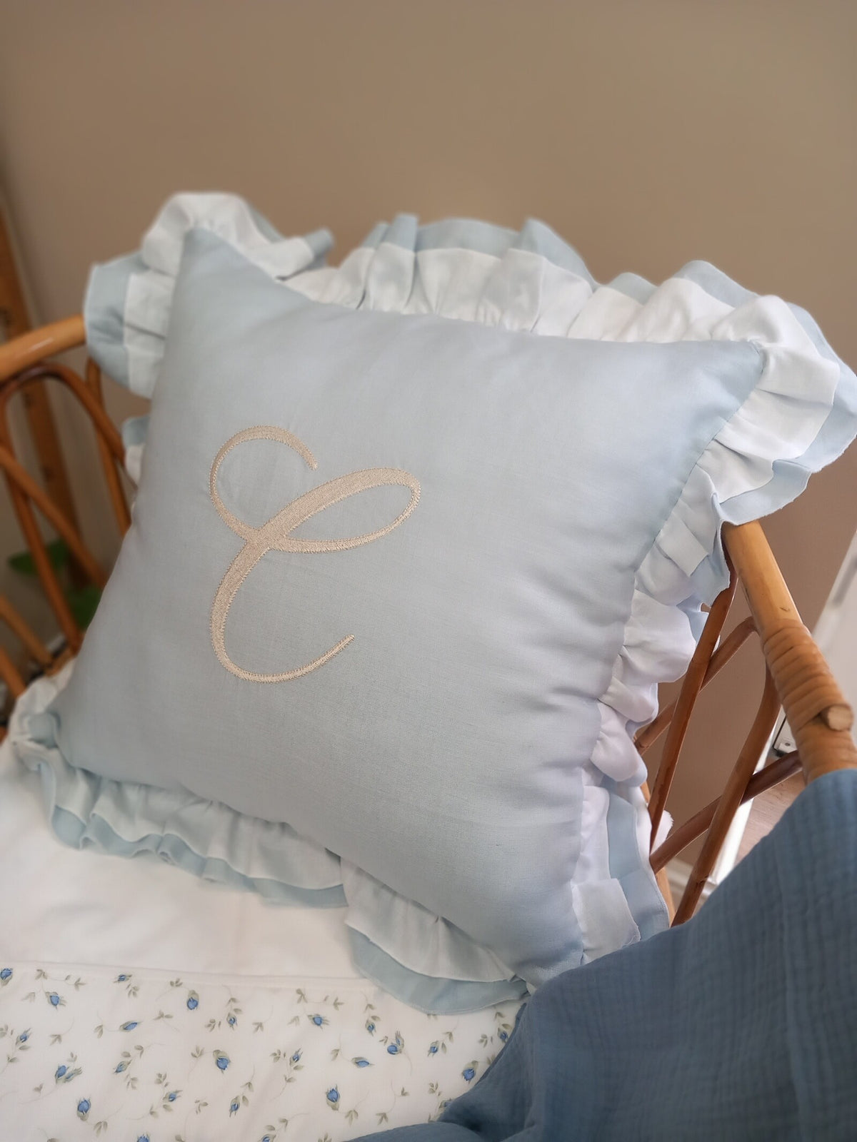 Cuscino in lino con doppia rouche