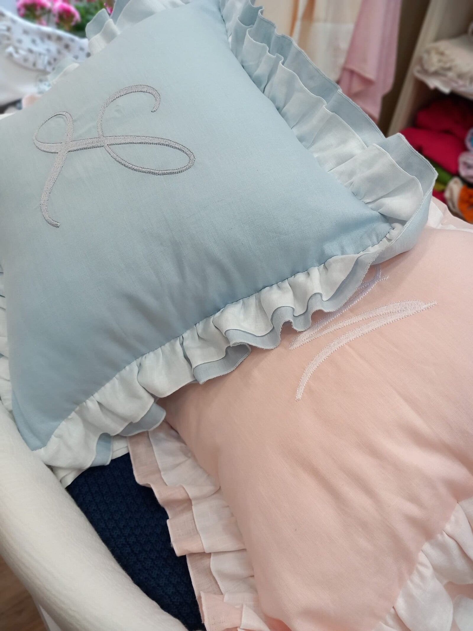 Cuscino in lino con doppia rouche