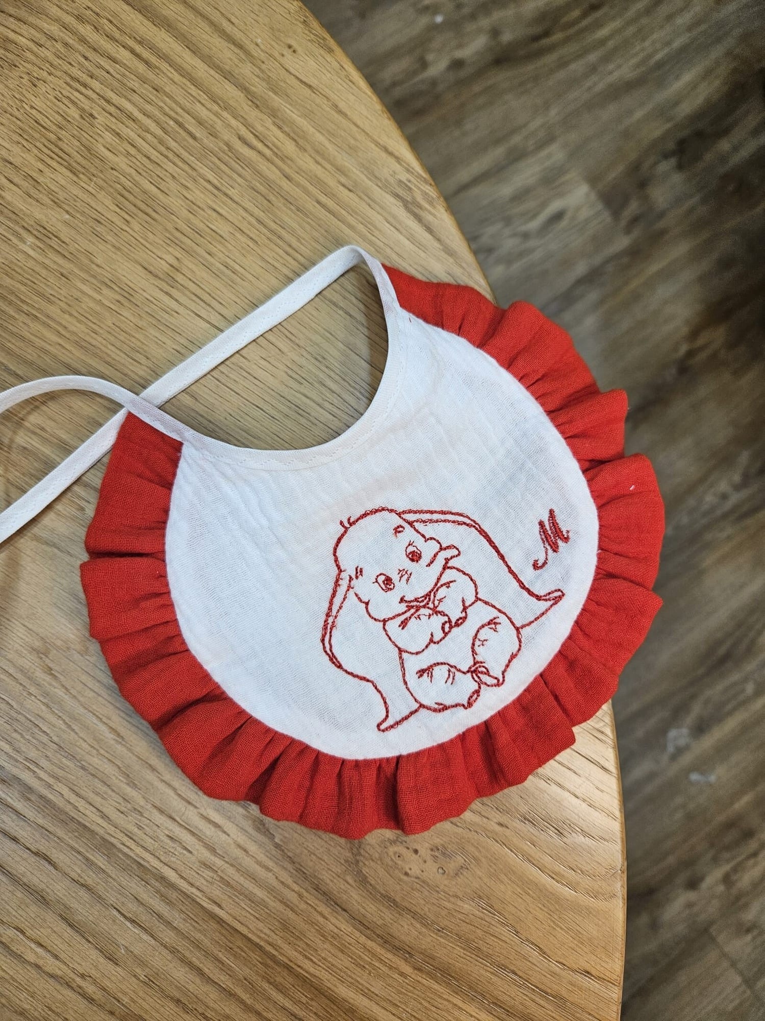 Bavaglino in mussola bianca con rouche