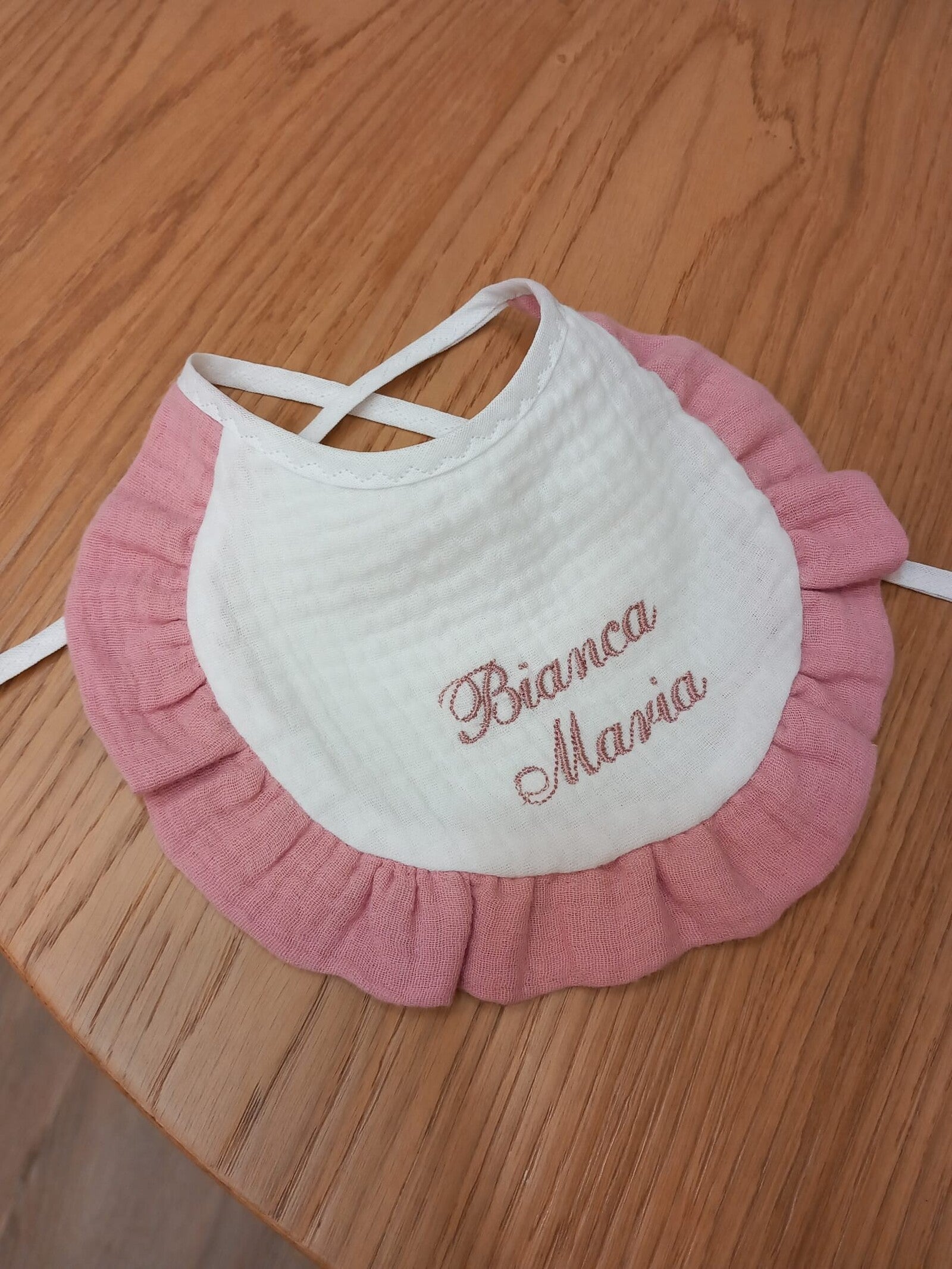 Bavaglino in mussola bianca con rouche