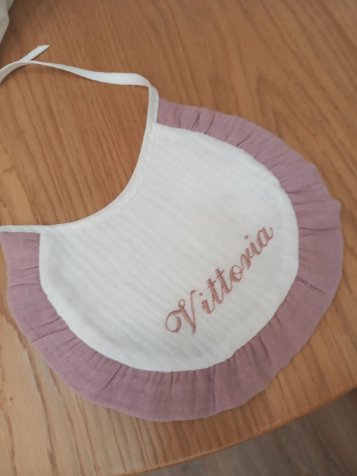 Bavaglino in mussola bianca con rouche