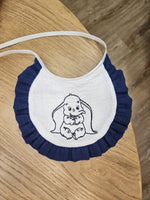 Bavaglino in mussola bianca con rouche