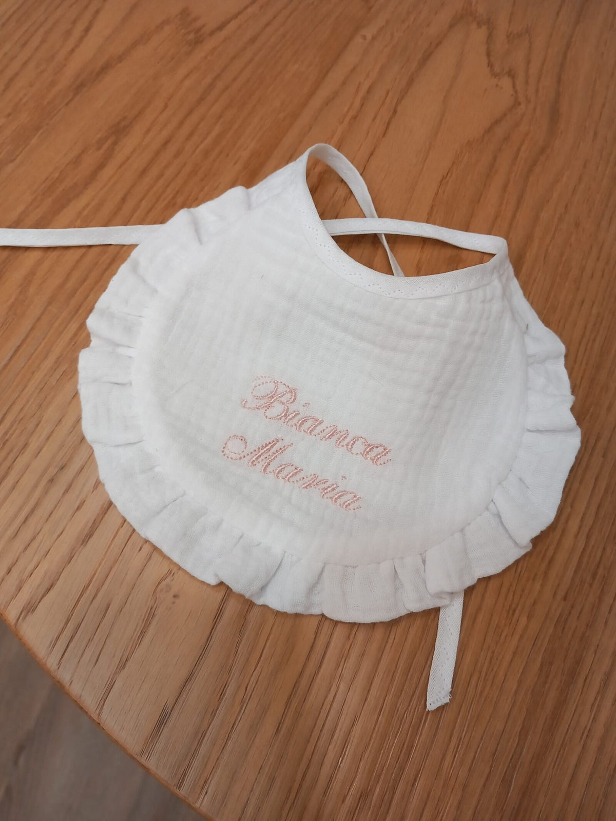 Bavaglino in mussola bianca con rouche