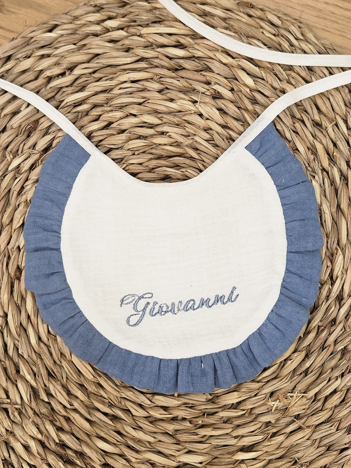 Bavaglino in mussola bianca con rouche