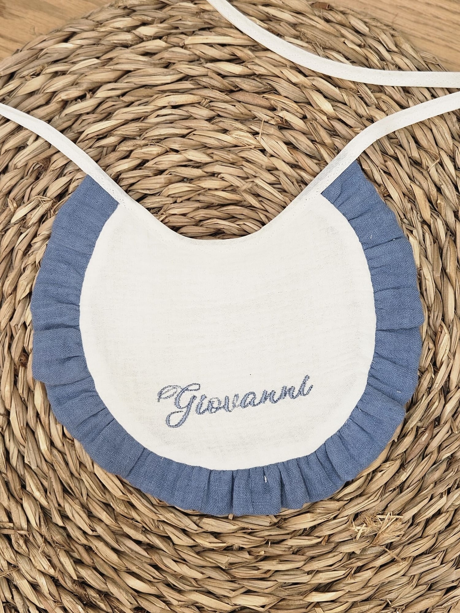 Bavaglino in mussola bianca con rouche