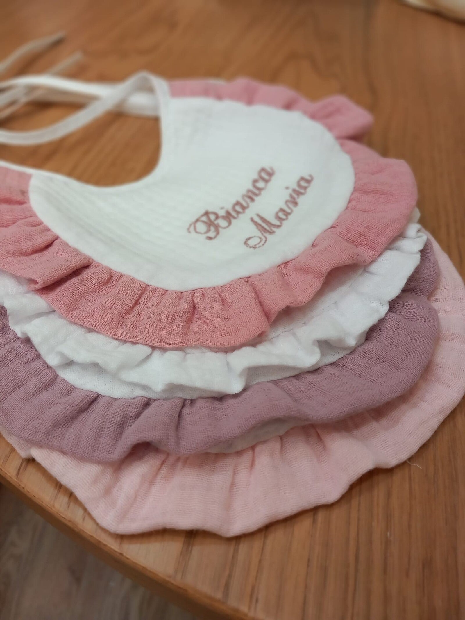 Bavaglino in mussola bianca con rouche