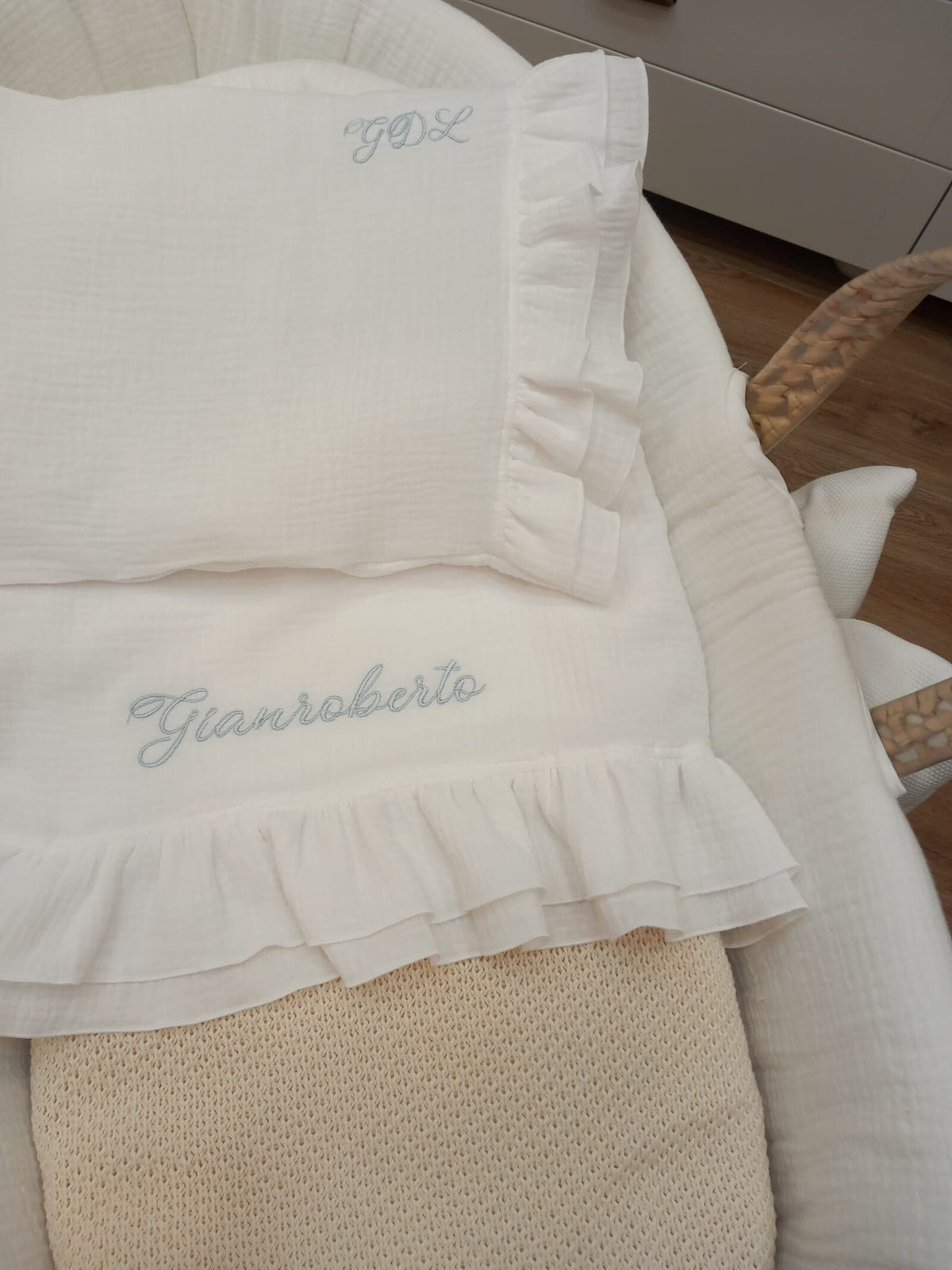 Lenzuolino in mussola con doppia rouche