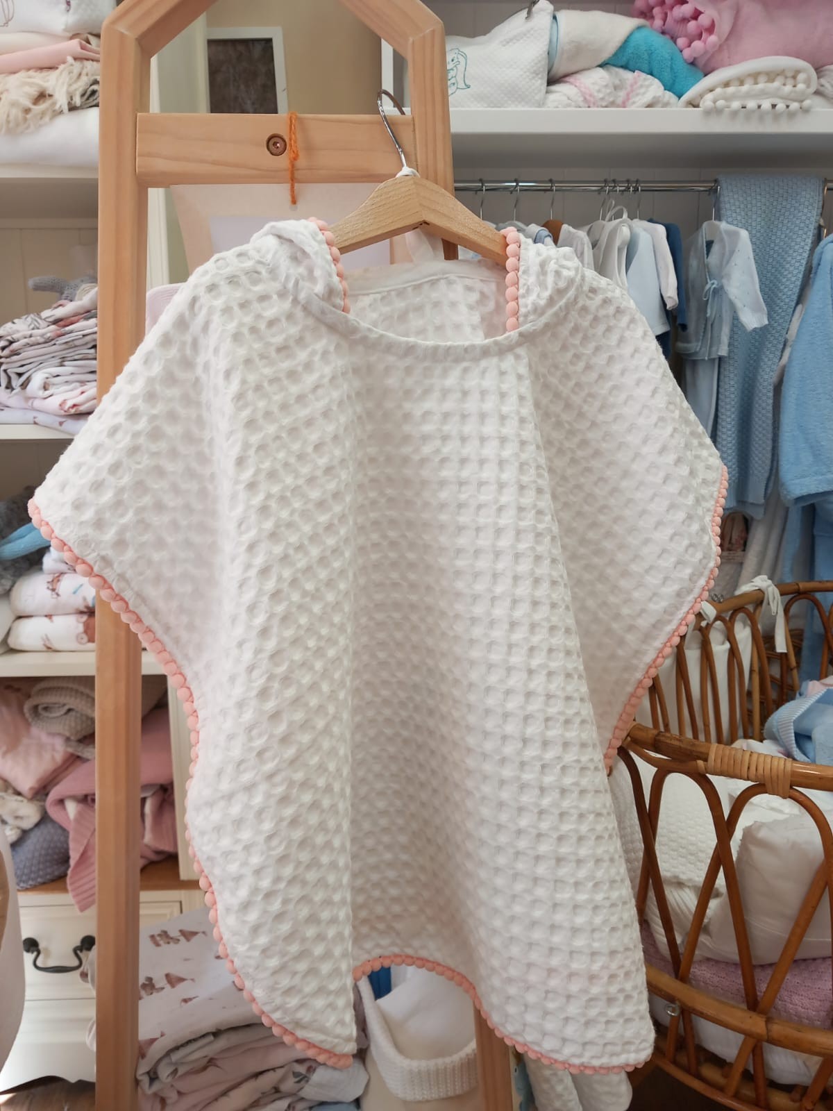 Accappatoio poncho in apone e pon pon