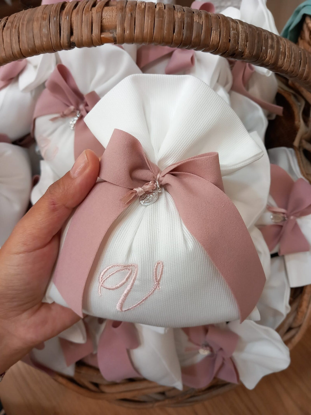 Sacchetto portaconfetti bianco con nastro suede