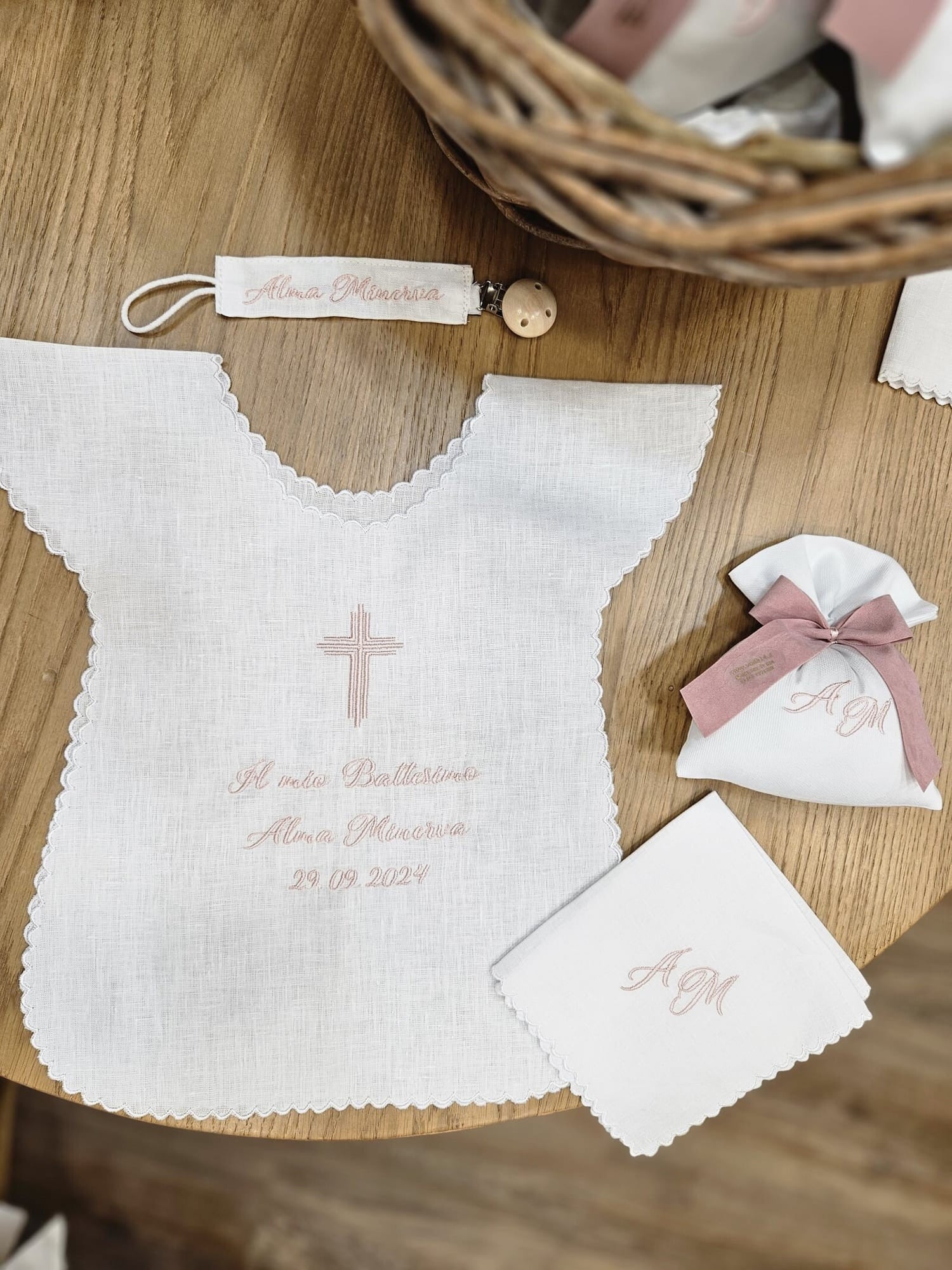 Sacchetto portaconfetti bianco con nastro suede