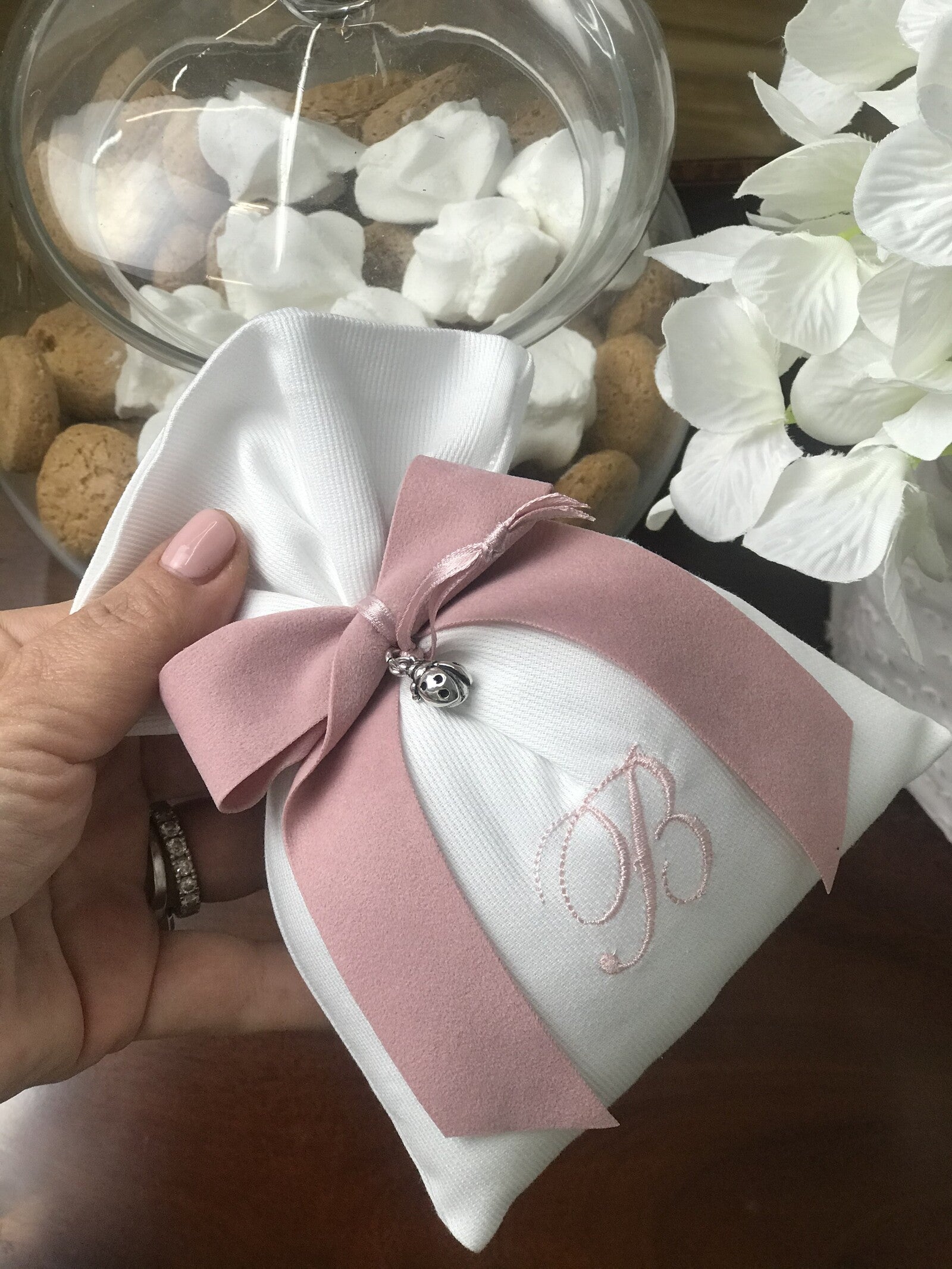 Sacchetto portaconfetti bianco con nastro suede