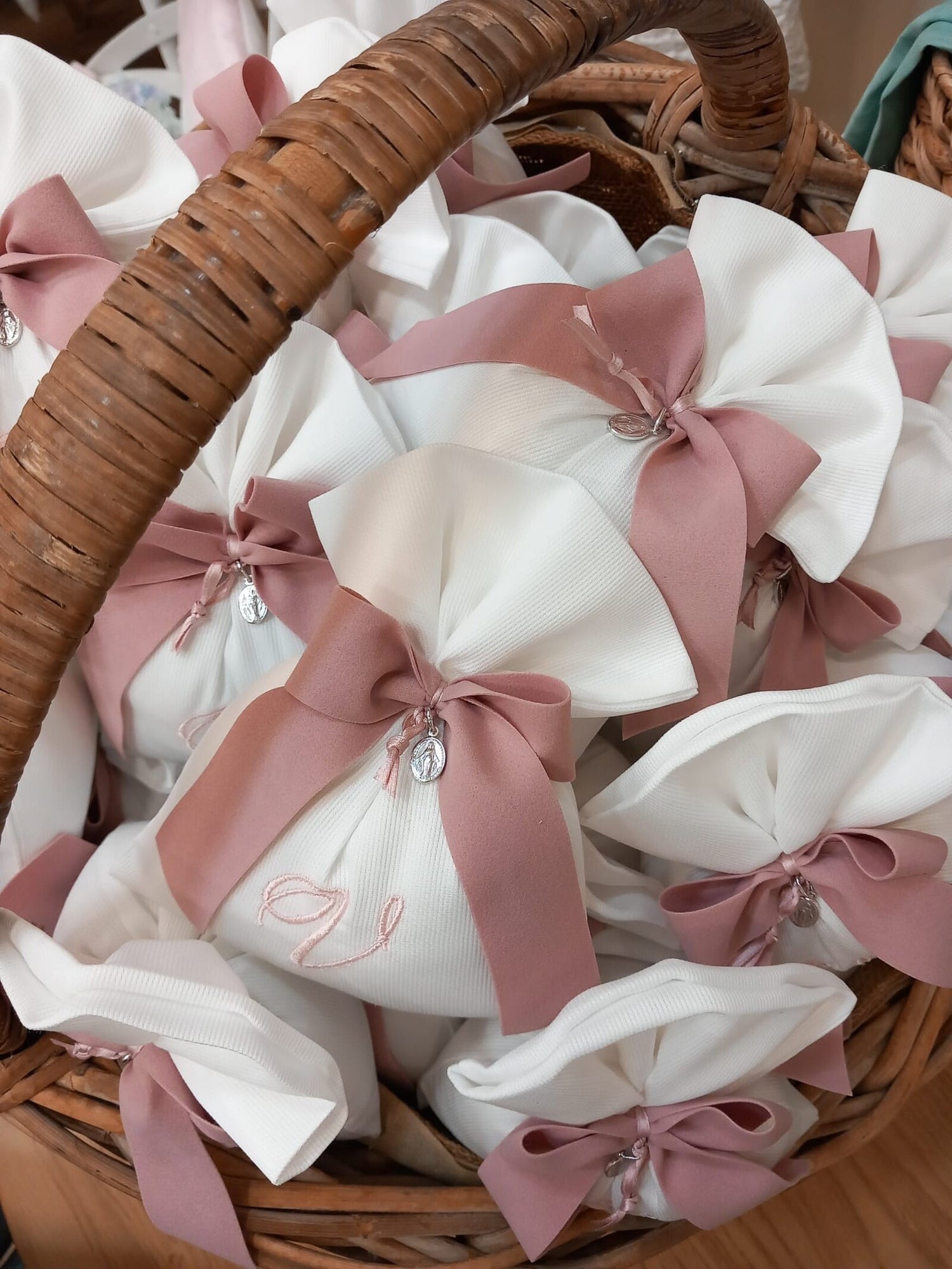 Sacchetto portaconfetti bianco con nastro suede