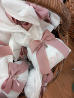 Sacchetto portaconfetti bianco con nastro suede