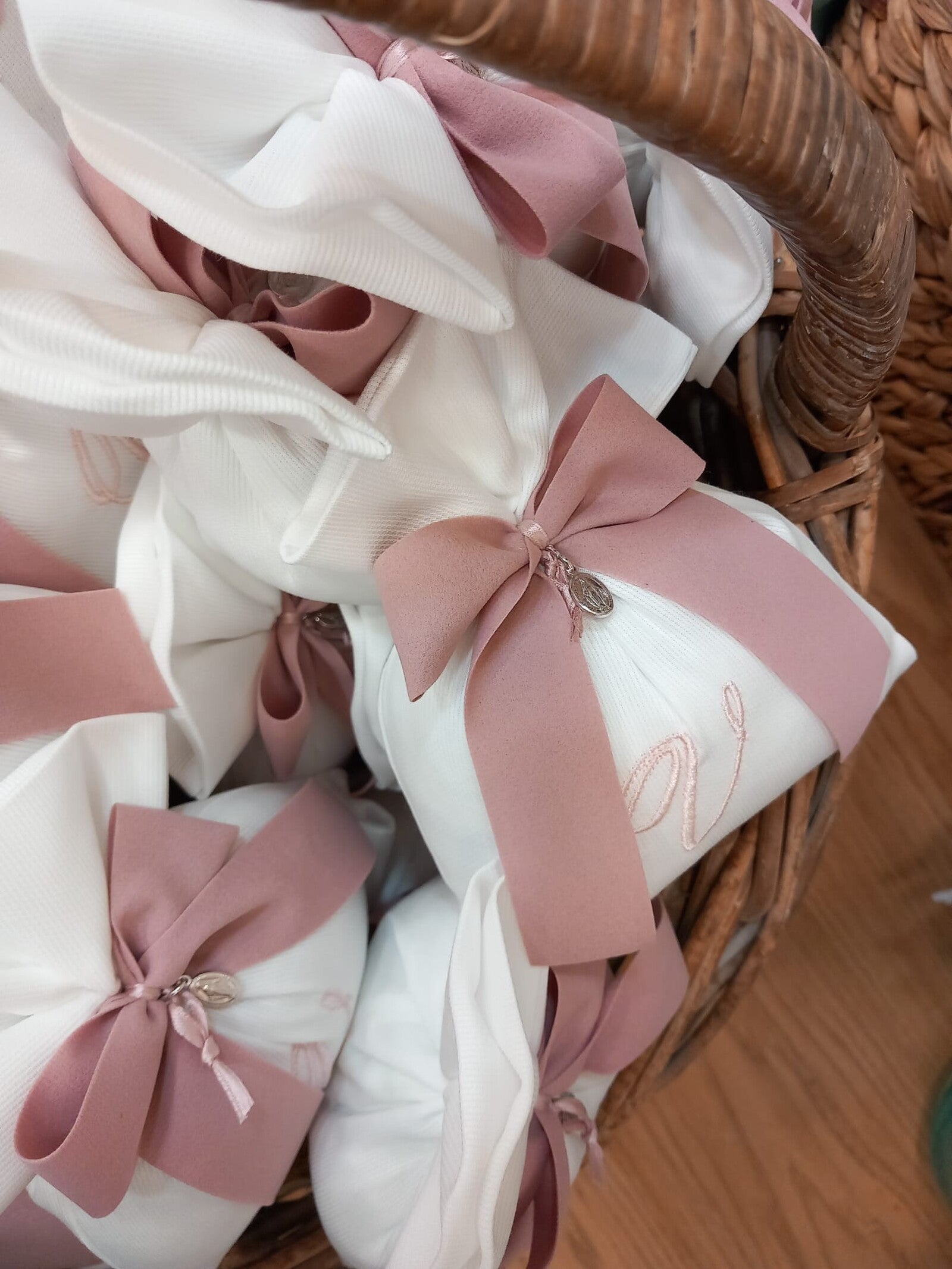 Sacchetto portaconfetti bianco con nastro suede