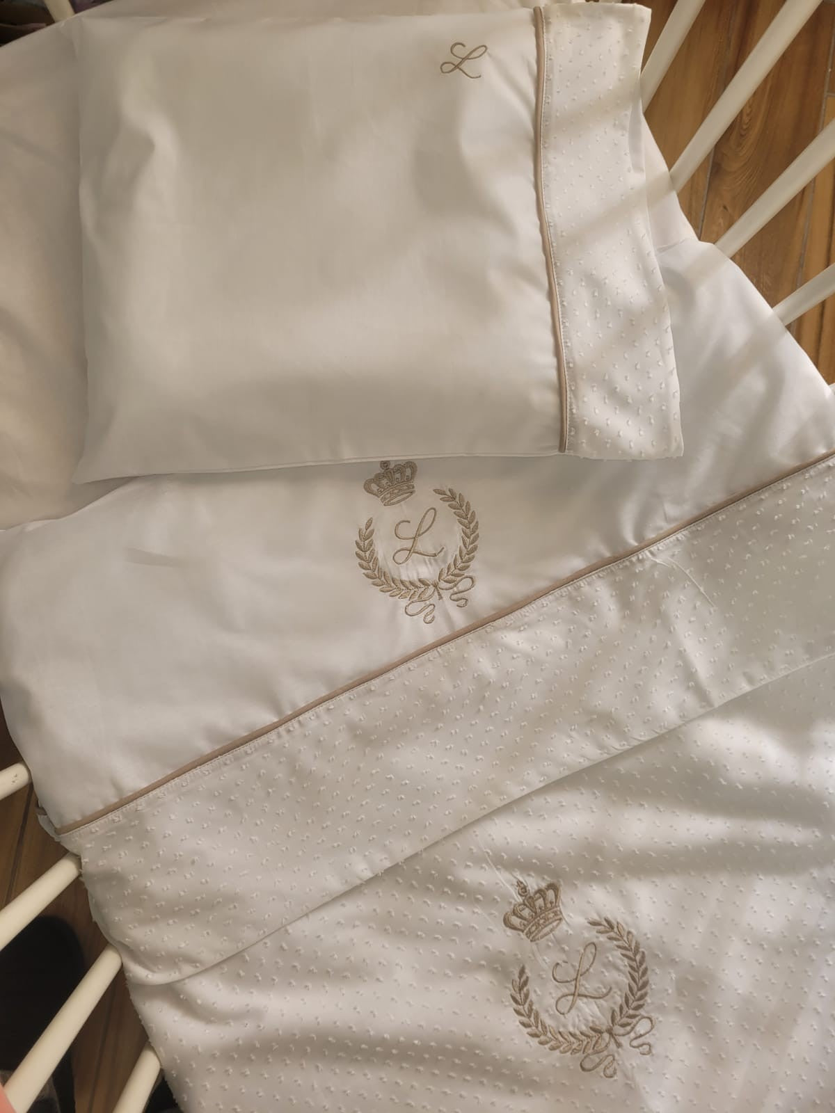 Lenzuolino con profilo e fascia di plumetis