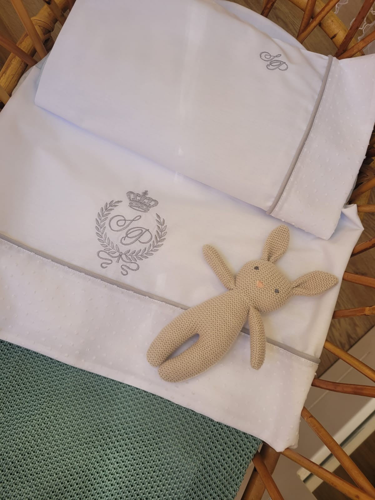 Lenzuolino con profilo e fascia di plumetis