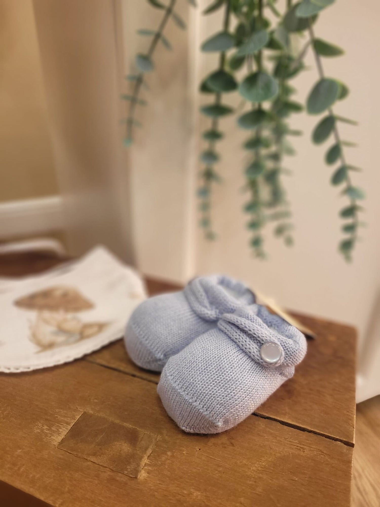 Scarpine neonato in lana con bottoncino al lato