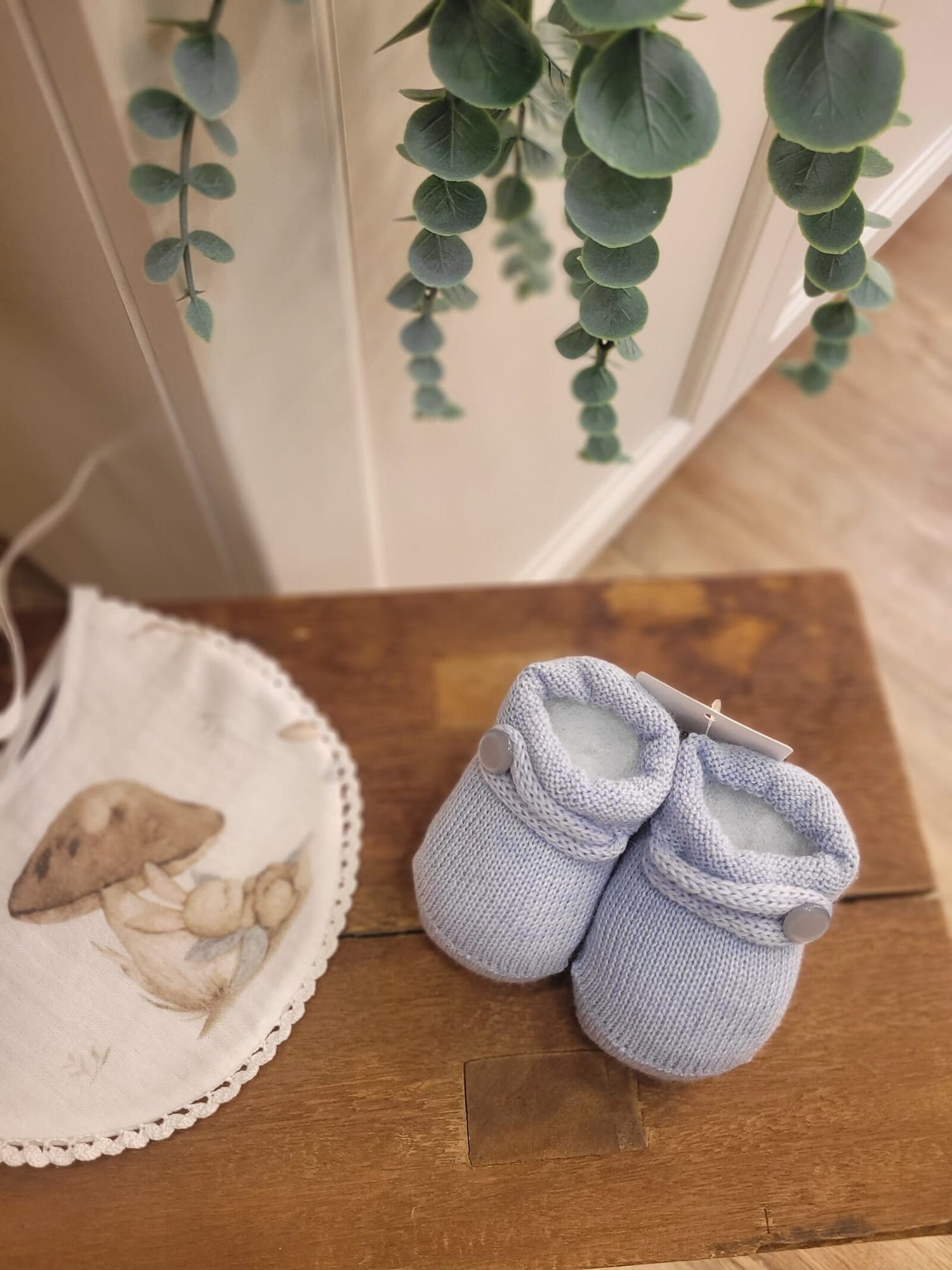 Scarpine neonato in lana con bottoncino al lato