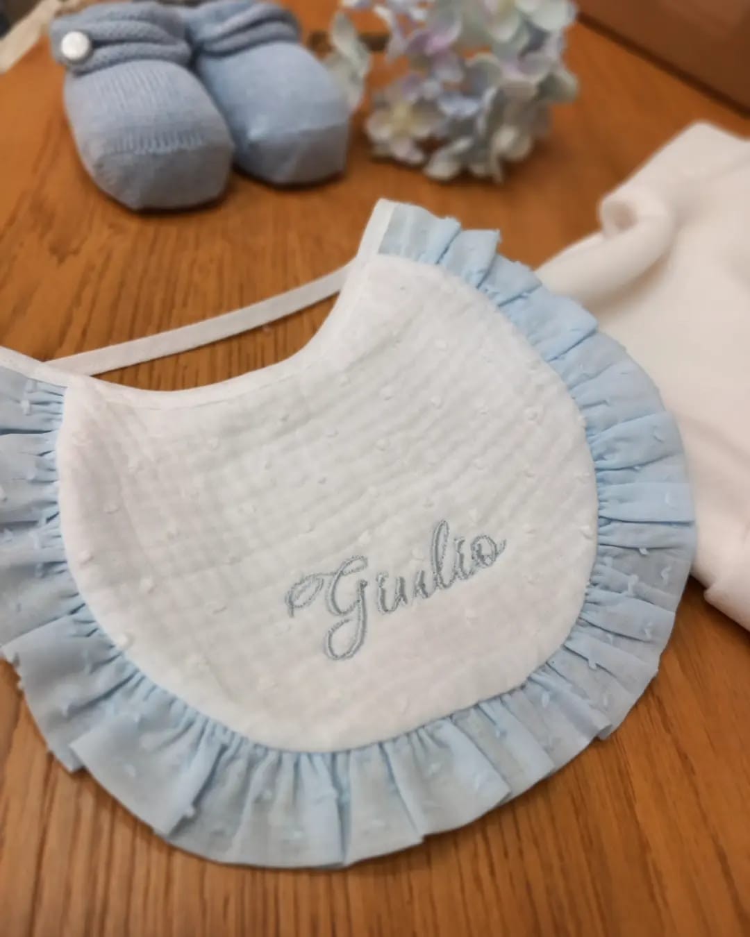 Bavaglino in mussola plumetis con rouche in plumetis